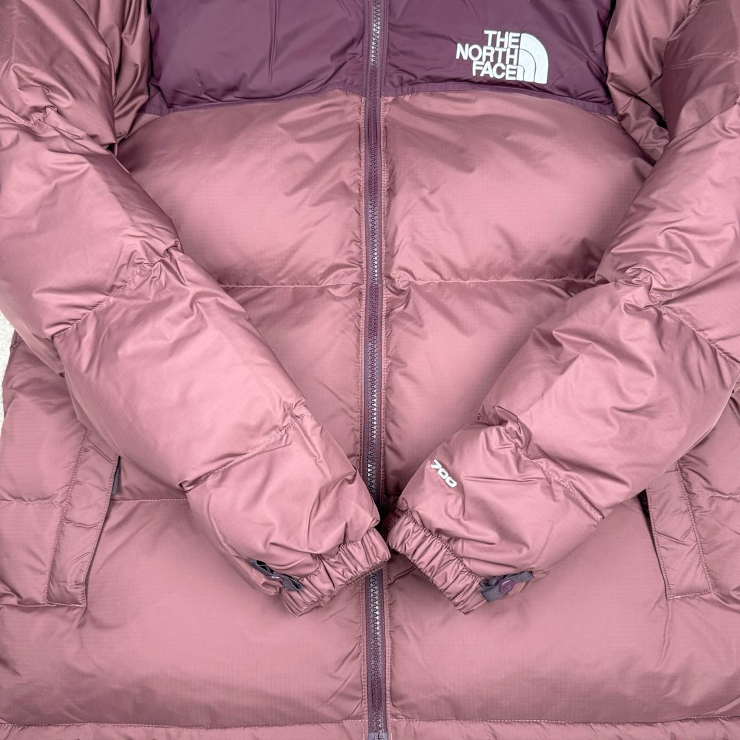 图片[8]-＃TZD TheNorthFace 1996 Nuptse 4NCH 北面拼色户外经典潮牌羽绒服 美国原厂原版数据开版 比例协调、宽松、保暖、时尚 真正原厂内部数据 最大可穿至230斤左右【非市面为节约成本而缩小版型】建议对比尺码表参数 全新进口百灵达绣花机定制万针电绣 采用进口7号针 进口绣线 保证每字饱满、立体、清晰 可称最贵绣标 采用国标90白鸭绒填充 保暖性能更出色 轻便不厚重 压缩后的蓬松度恢复性好 原厂定制40D格子四级防水布料 独家采用原版一致单层布料做法【非市面通货内加胆布】采用单层布料考验了布料及羽绒必须要达标 防止跑绒 并保证手感及膨松度 内里采用尼龙nylon双重双层封禁设计 不会出现任何跑绒现象 内置抽拉绳扣的可调节下摆 可防风防寒 拉链采用吉田YKK原厂定制 刻字清晰 质感完美顺滑 建议比较可供过毒验货 辅料及扣子均采用原版一样铜芯弹簧【非市面铁芯弹簧】可对比了解更多细节 只做市场最高版本 袖口六角扣标志着同步原版一样的六角扣 真正做到和原版一摸一样 不诋毁 不浮夸 真实且不需要太多文案 因为专注 所以专业！ 尺码：XS S M L XL XXL-选品中心