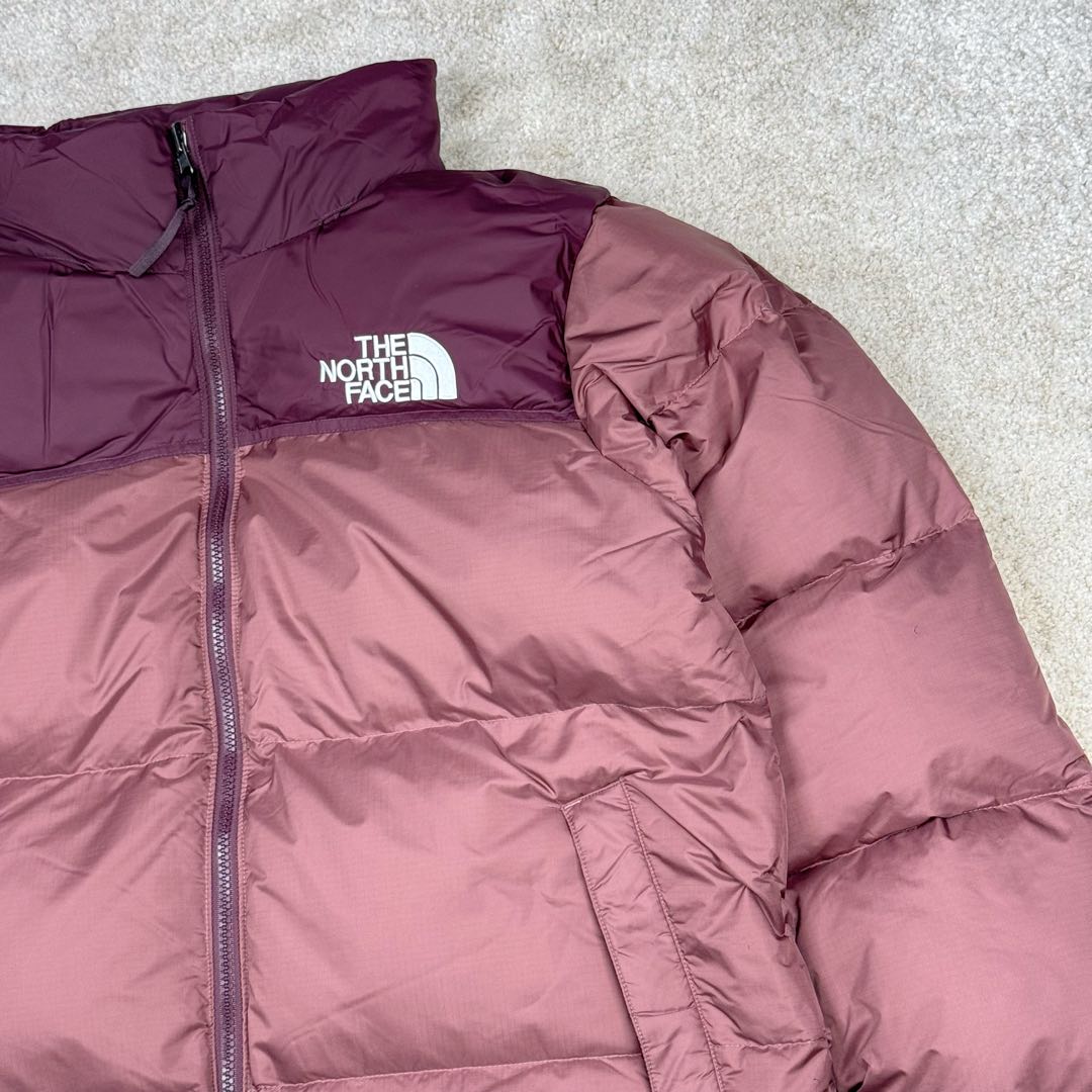 图片[9]-＃TZD TheNorthFace 1996 Nuptse 4NCH 北面拼色户外经典潮牌羽绒服 美国原厂原版数据开版 比例协调、宽松、保暖、时尚 真正原厂内部数据 最大可穿至230斤左右【非市面为节约成本而缩小版型】建议对比尺码表参数 全新进口百灵达绣花机定制万针电绣 采用进口7号针 进口绣线 保证每字饱满、立体、清晰 可称最贵绣标 采用国标90白鸭绒填充 保暖性能更出色 轻便不厚重 压缩后的蓬松度恢复性好 原厂定制40D格子四级防水布料 独家采用原版一致单层布料做法【非市面通货内加胆布】采用单层布料考验了布料及羽绒必须要达标 防止跑绒 并保证手感及膨松度 内里采用尼龙nylon双重双层封禁设计 不会出现任何跑绒现象 内置抽拉绳扣的可调节下摆 可防风防寒 拉链采用吉田YKK原厂定制 刻字清晰 质感完美顺滑 建议比较可供过毒验货 辅料及扣子均采用原版一样铜芯弹簧【非市面铁芯弹簧】可对比了解更多细节 只做市场最高版本 袖口六角扣标志着同步原版一样的六角扣 真正做到和原版一摸一样 不诋毁 不浮夸 真实且不需要太多文案 因为专注 所以专业！ 尺码：XS S M L XL XXL-选品中心