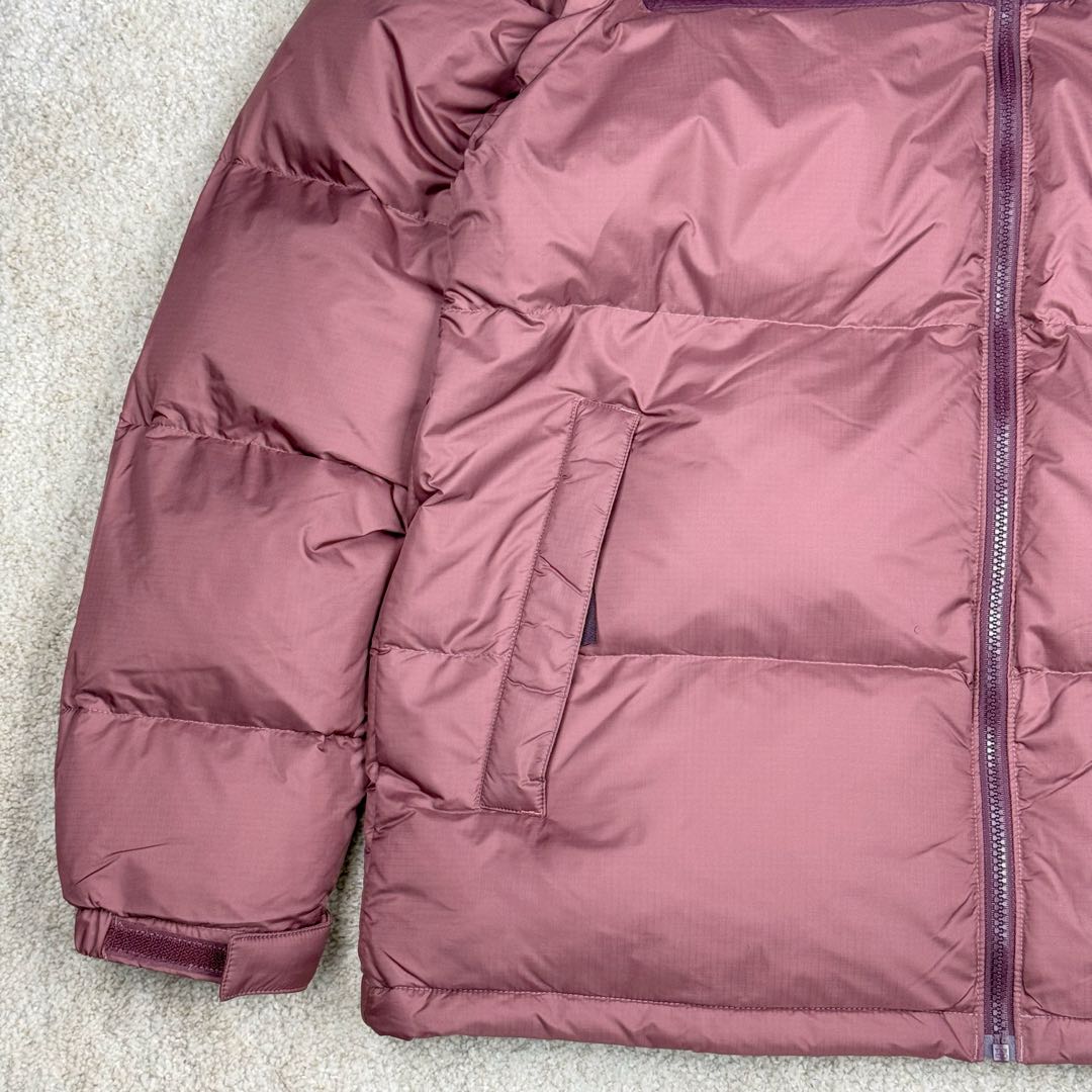 图片[6]-＃TZD TheNorthFace 1996 Nuptse 4NCH 北面拼色户外经典潮牌羽绒服 美国原厂原版数据开版 比例协调、宽松、保暖、时尚 真正原厂内部数据 最大可穿至230斤左右【非市面为节约成本而缩小版型】建议对比尺码表参数 全新进口百灵达绣花机定制万针电绣 采用进口7号针 进口绣线 保证每字饱满、立体、清晰 可称最贵绣标 采用国标90白鸭绒填充 保暖性能更出色 轻便不厚重 压缩后的蓬松度恢复性好 原厂定制40D格子四级防水布料 独家采用原版一致单层布料做法【非市面通货内加胆布】采用单层布料考验了布料及羽绒必须要达标 防止跑绒 并保证手感及膨松度 内里采用尼龙nylon双重双层封禁设计 不会出现任何跑绒现象 内置抽拉绳扣的可调节下摆 可防风防寒 拉链采用吉田YKK原厂定制 刻字清晰 质感完美顺滑 建议比较可供过毒验货 辅料及扣子均采用原版一样铜芯弹簧【非市面铁芯弹簧】可对比了解更多细节 只做市场最高版本 袖口六角扣标志着同步原版一样的六角扣 真正做到和原版一摸一样 不诋毁 不浮夸 真实且不需要太多文案 因为专注 所以专业！ 尺码：XS S M L XL XXL-选品中心