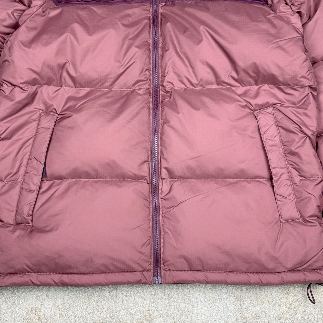 图片[13]-＃TZD TheNorthFace 1996 Nuptse 4NCH 北面拼色户外经典潮牌羽绒服 美国原厂原版数据开版 比例协调、宽松、保暖、时尚 真正原厂内部数据 最大可穿至230斤左右【非市面为节约成本而缩小版型】建议对比尺码表参数 全新进口百灵达绣花机定制万针电绣 采用进口7号针 进口绣线 保证每字饱满、立体、清晰 可称最贵绣标 采用国标90白鸭绒填充 保暖性能更出色 轻便不厚重 压缩后的蓬松度恢复性好 原厂定制40D格子四级防水布料 独家采用原版一致单层布料做法【非市面通货内加胆布】采用单层布料考验了布料及羽绒必须要达标 防止跑绒 并保证手感及膨松度 内里采用尼龙nylon双重双层封禁设计 不会出现任何跑绒现象 内置抽拉绳扣的可调节下摆 可防风防寒 拉链采用吉田YKK原厂定制 刻字清晰 质感完美顺滑 建议比较可供过毒验货 辅料及扣子均采用原版一样铜芯弹簧【非市面铁芯弹簧】可对比了解更多细节 只做市场最高版本 袖口六角扣标志着同步原版一样的六角扣 真正做到和原版一摸一样 不诋毁 不浮夸 真实且不需要太多文案 因为专注 所以专业！ 尺码：XS S M L XL XXL-选品中心
