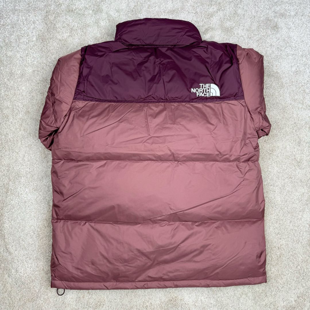 图片[3]-＃TZD TheNorthFace 1996 Nuptse 4NCH 北面拼色户外经典潮牌羽绒服 美国原厂原版数据开版 比例协调、宽松、保暖、时尚 真正原厂内部数据 最大可穿至230斤左右【非市面为节约成本而缩小版型】建议对比尺码表参数 全新进口百灵达绣花机定制万针电绣 采用进口7号针 进口绣线 保证每字饱满、立体、清晰 可称最贵绣标 采用国标90白鸭绒填充 保暖性能更出色 轻便不厚重 压缩后的蓬松度恢复性好 原厂定制40D格子四级防水布料 独家采用原版一致单层布料做法【非市面通货内加胆布】采用单层布料考验了布料及羽绒必须要达标 防止跑绒 并保证手感及膨松度 内里采用尼龙nylon双重双层封禁设计 不会出现任何跑绒现象 内置抽拉绳扣的可调节下摆 可防风防寒 拉链采用吉田YKK原厂定制 刻字清晰 质感完美顺滑 建议比较可供过毒验货 辅料及扣子均采用原版一样铜芯弹簧【非市面铁芯弹簧】可对比了解更多细节 只做市场最高版本 袖口六角扣标志着同步原版一样的六角扣 真正做到和原版一摸一样 不诋毁 不浮夸 真实且不需要太多文案 因为专注 所以专业！ 尺码：XS S M L XL XXL-选品中心
