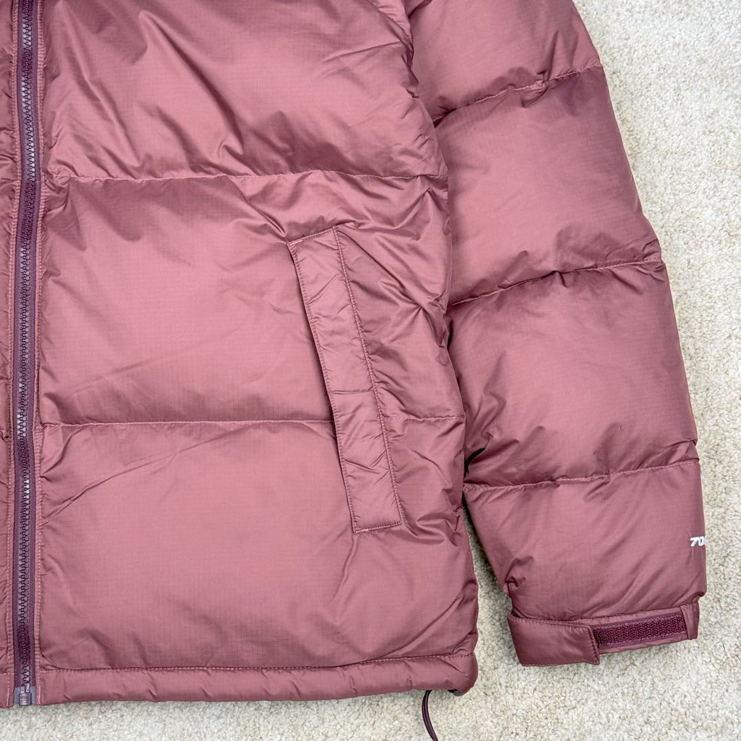图片[7]-＃TZD TheNorthFace 1996 Nuptse 4NCH 北面拼色户外经典潮牌羽绒服 美国原厂原版数据开版 比例协调、宽松、保暖、时尚 真正原厂内部数据 最大可穿至230斤左右【非市面为节约成本而缩小版型】建议对比尺码表参数 全新进口百灵达绣花机定制万针电绣 采用进口7号针 进口绣线 保证每字饱满、立体、清晰 可称最贵绣标 采用国标90白鸭绒填充 保暖性能更出色 轻便不厚重 压缩后的蓬松度恢复性好 原厂定制40D格子四级防水布料 独家采用原版一致单层布料做法【非市面通货内加胆布】采用单层布料考验了布料及羽绒必须要达标 防止跑绒 并保证手感及膨松度 内里采用尼龙nylon双重双层封禁设计 不会出现任何跑绒现象 内置抽拉绳扣的可调节下摆 可防风防寒 拉链采用吉田YKK原厂定制 刻字清晰 质感完美顺滑 建议比较可供过毒验货 辅料及扣子均采用原版一样铜芯弹簧【非市面铁芯弹簧】可对比了解更多细节 只做市场最高版本 袖口六角扣标志着同步原版一样的六角扣 真正做到和原版一摸一样 不诋毁 不浮夸 真实且不需要太多文案 因为专注 所以专业！ 尺码：XS S M L XL XXL-选品中心