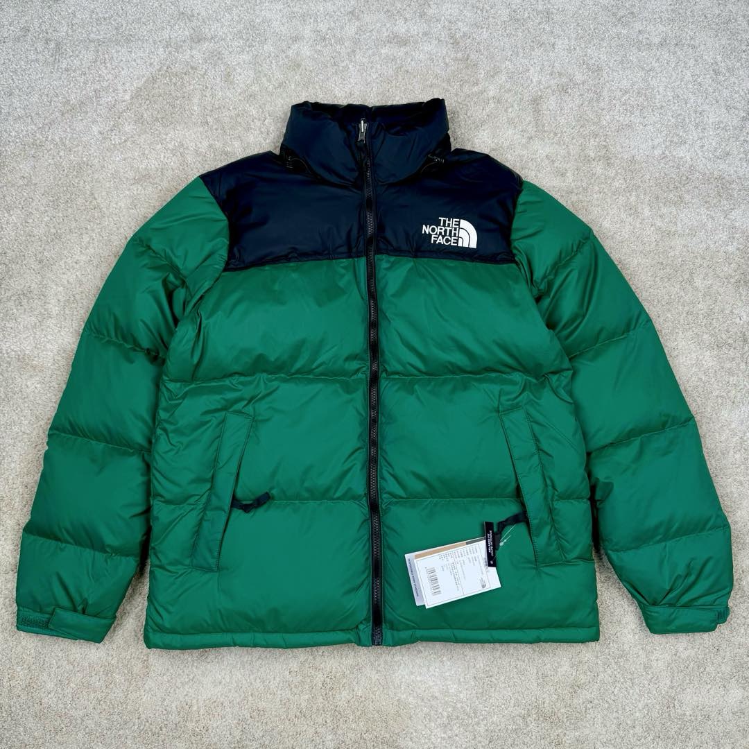 图片[6]-＃TZD TheNorthFace 1996 Nuptse 4NCH 北面拼色户外经典潮牌羽绒服 美国原厂原版数据开版 比例协调、宽松、保暖、时尚 真正原厂内部数据 最大可穿至230斤左右【非市面为节约成本而缩小版型】建议对比尺码表参数 全新进口百灵达绣花机定制万针电绣 采用进口7号针 进口绣线 保证每字饱满、立体、清晰 可称最贵绣标 采用国标90白鸭绒填充 保暖性能更出色 轻便不厚重 压缩后的蓬松度恢复性好 原厂定制40D格子四级防水布料 独家采用原版一致单层布料做法【非市面通货内加胆布】采用单层布料考验了布料及羽绒必须要达标 防止跑绒 并保证手感及膨松度 内里采用尼龙nylon双重双层封禁设计 不会出现任何跑绒现象 内置抽拉绳扣的可调节下摆 可防风防寒 拉链采用吉田YKK原厂定制 刻字清晰 质感完美顺滑 建议比较可供过毒验货 辅料及扣子均采用原版一样铜芯弹簧【非市面铁芯弹簧】可对比了解更多细节 只做市场最高版本 袖口六角扣标志着同步原版一样的六角扣 真正做到和原版一摸一样 不诋毁 不浮夸 真实且不需要太多文案 因为专注 所以专业！ 尺码：XS S M L XL XXL-选品中心