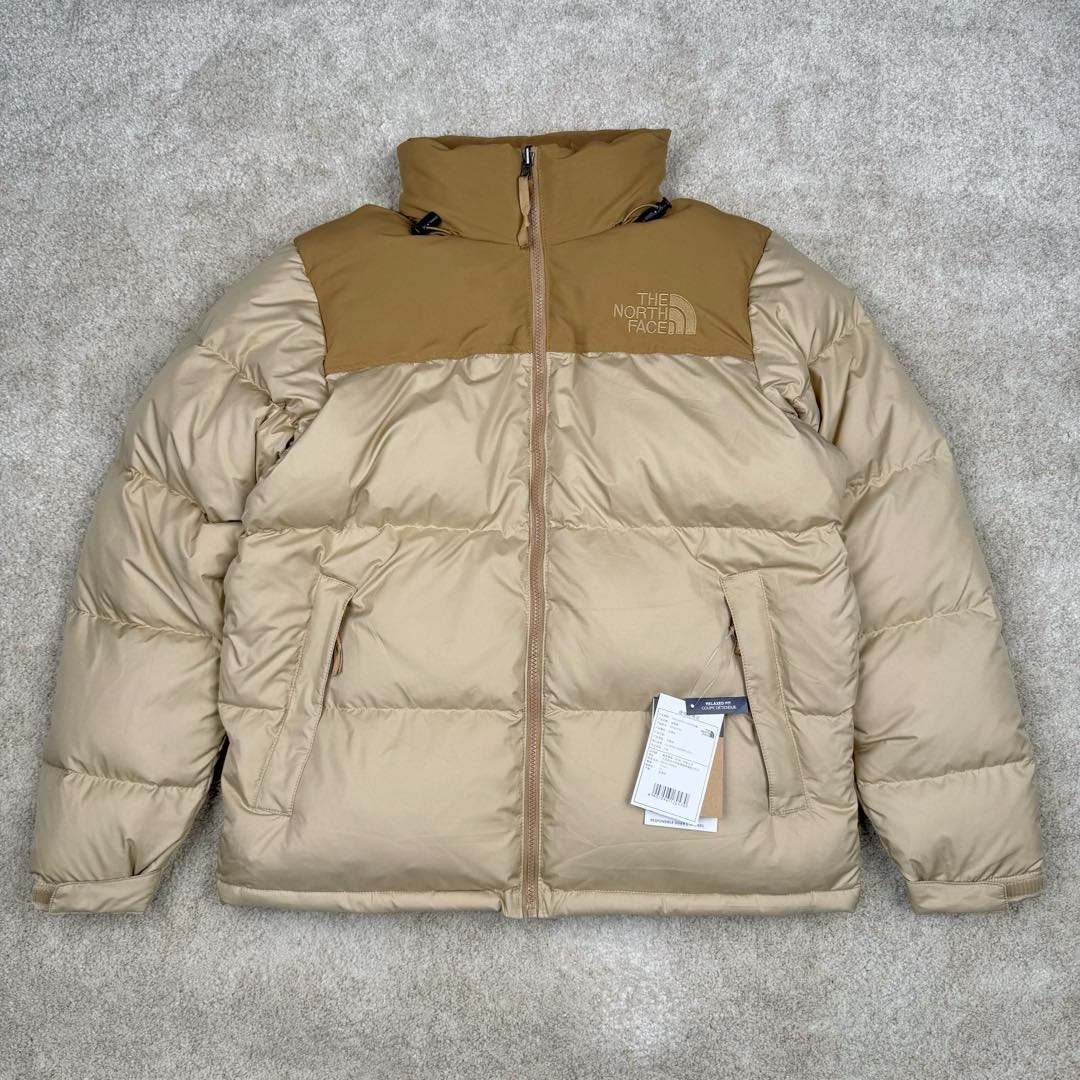 图片[4]-＃TZD TheNorthFace 1996 Nuptse 4NCH 北面拼色户外经典潮牌羽绒服 美国原厂原版数据开版 比例协调、宽松、保暖、时尚 真正原厂内部数据 最大可穿至230斤左右【非市面为节约成本而缩小版型】建议对比尺码表参数 全新进口百灵达绣花机定制万针电绣 采用进口7号针 进口绣线 保证每字饱满、立体、清晰 可称最贵绣标 采用国标90白鸭绒填充 保暖性能更出色 轻便不厚重 压缩后的蓬松度恢复性好 原厂定制40D格子四级防水布料 独家采用原版一致单层布料做法【非市面通货内加胆布】采用单层布料考验了布料及羽绒必须要达标 防止跑绒 并保证手感及膨松度 内里采用尼龙nylon双重双层封禁设计 不会出现任何跑绒现象 内置抽拉绳扣的可调节下摆 可防风防寒 拉链采用吉田YKK原厂定制 刻字清晰 质感完美顺滑 建议比较可供过毒验货 辅料及扣子均采用原版一样铜芯弹簧【非市面铁芯弹簧】可对比了解更多细节 只做市场最高版本 袖口六角扣标志着同步原版一样的六角扣 真正做到和原版一摸一样 不诋毁 不浮夸 真实且不需要太多文案 因为专注 所以专业！ 尺码：XS S M L XL XXL-选品中心