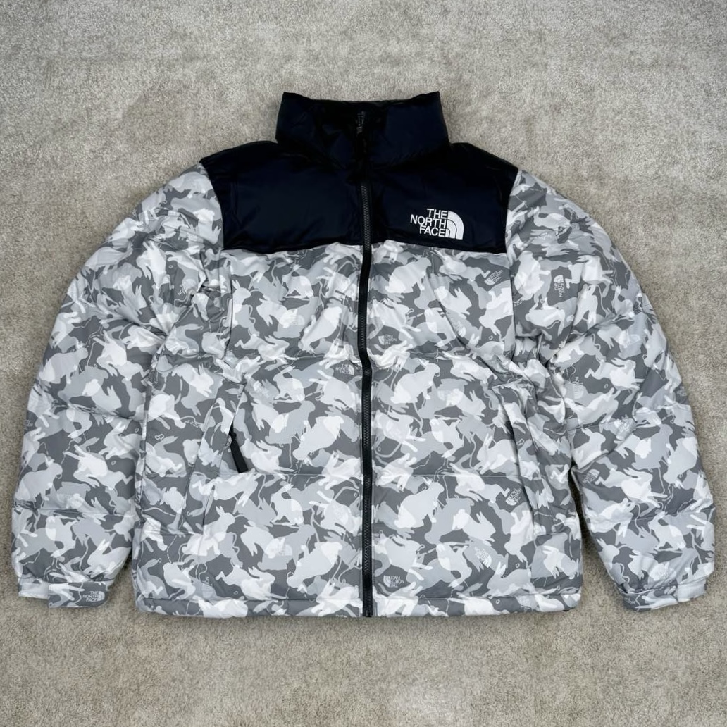 ＃TZD TheNorthFace 1996 Nuptse 4NCH 北面拼色户外经典潮牌羽绒服 美国原厂原版数据开版 比例协调、宽松、保暖、时尚 真正原厂内部数据 最大可穿至230斤左右【非市面为节约成本而缩小版型】建议对比尺码表参数 全新进口百灵达绣花机定制万针电绣 采用进口7号针 进口绣线 保证每字饱满、立体、清晰 可称最贵绣标 采用国标90白鸭绒填充 保暖性能更出色 轻便不厚重 压缩后的蓬松度恢复性好 原厂定制40D格子四级防水布料 独家采用原版一致单层布料做法【非市面通货内加胆布】采用单层布料考验了布料及羽绒必须要达标 防止跑绒 并保证手感及膨松度 内里采用尼龙nylon双重双层封禁设计 不会出现任何跑绒现象 内置抽拉绳扣的可调节下摆 可防风防寒 拉链采用吉田YKK原厂定制 刻字清晰 质感完美顺滑 建议比较可供过毒验货 辅料及扣子均采用原版一样铜芯弹簧【非市面铁芯弹簧】可对比了解更多细节 只做市场最高版本 袖口六角扣标志着同步原版一样的六角扣 真正做到和原版一摸一样 不诋毁 不浮夸 真实且不需要太多文案 因为专注 所以专业！ 尺码：XS S M L XL XXL-选品中心