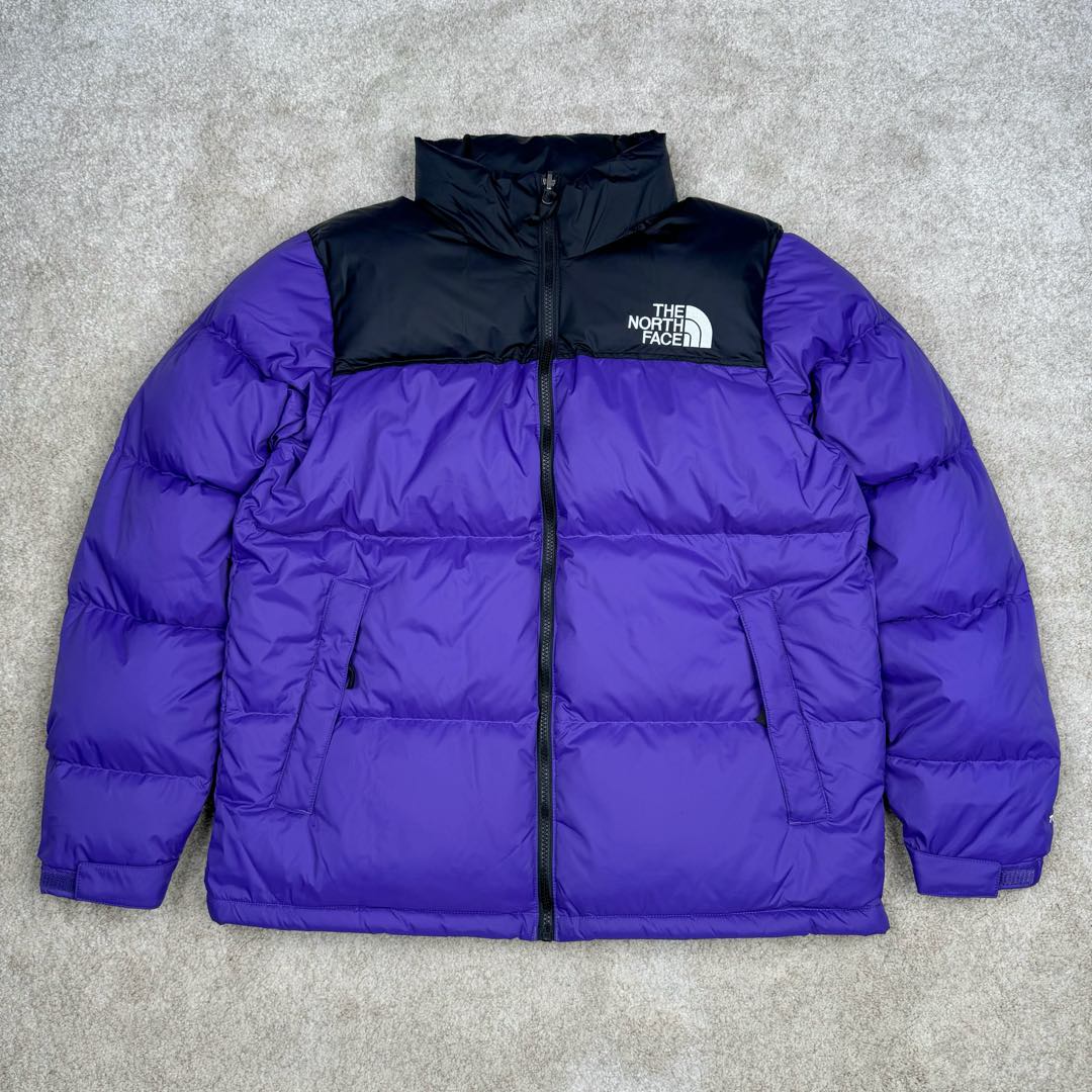 ＃TZD TheNorthFace 1996 Nuptse 4NCH 北面拼色户外经典潮牌羽绒服 美国原厂原版数据开版 比例协调、宽松、保暖、时尚 真正原厂内部数据 最大可穿至230斤左右【非市面为节约成本而缩小版型】建议对比尺码表参数 全新进口百灵达绣花机定制万针电绣 采用进口7号针 进口绣线 保证每字饱满、立体、清晰 可称最贵绣标 采用国标90白鸭绒填充 保暖性能更出色 轻便不厚重 压缩后的蓬松度恢复性好 原厂定制40D格子四级防水布料 独家采用原版一致单层布料做法【非市面通货内加胆布】采用单层布料考验了布料及羽绒必须要达标 防止跑绒 并保证手感及膨松度 内里采用尼龙nylon双重双层封禁设计 不会出现任何跑绒现象 内置抽拉绳扣的可调节下摆 可防风防寒 拉链采用吉田YKK原厂定制 刻字清晰 质感完美顺滑 建议比较可供过毒验货 辅料及扣子均采用原版一样铜芯弹簧【非市面铁芯弹簧】可对比了解更多细节 只做市场最高版本 袖口六角扣标志着同步原版一样的六角扣 真正做到和原版一摸一样 不诋毁 不浮夸 真实且不需要太多文案 因为专注 所以专业！ 尺码：XS S M L XL XXL-选品中心