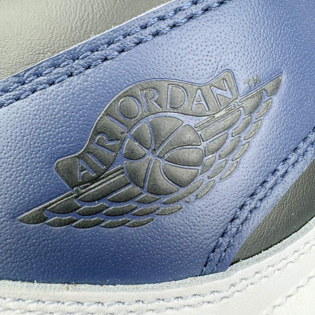 图片[10]-＃KZ神版莞产 Air Jordan AJ1 Retro 海军蓝白 DZ5485-401 外贸特供批次 终端控货优势输出 新配色不断更新开发 市场中端王者 全套原纸板楦头开发 确保原汁原味 完美呈现一代版型 一比一鞋头弧度高度鞋身弧度 此版本只针对中端市场 细节品控鞋型随意秒杀市面同价位 鞋型完美 不臃肿别扭 头层皮料加持 用料绝不含糊 进口玻璃冲刀皮料裁剪零毛边 电脑针车工艺 超高鞋面清洁度 最高QC检验标准 控制溢胶瑕疵 原盒原配 飞翼3D高频深度立体 工艺方面大到整体鞋型 漏斗收腰 底线拉帮 LOGO立体程度 小到针眼排布 载片对称 冲孔效果 鞋标规范 鞋垫背胶等等 无一不是口碑收割 每双都是一个回头客 尺码：36 36.5 37.5 38 38.5 39 40 40.5 41 42 42.5 43 44 44.5 45 46 47.5-选品中心