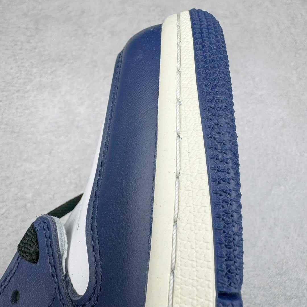 图片[11]-＃KZ神版莞产 Air Jordan AJ1 Retro 海军蓝白 DZ5485-401 外贸特供批次 终端控货优势输出 新配色不断更新开发 市场中端王者 全套原纸板楦头开发 确保原汁原味 完美呈现一代版型 一比一鞋头弧度高度鞋身弧度 此版本只针对中端市场 细节品控鞋型随意秒杀市面同价位 鞋型完美 不臃肿别扭 头层皮料加持 用料绝不含糊 进口玻璃冲刀皮料裁剪零毛边 电脑针车工艺 超高鞋面清洁度 最高QC检验标准 控制溢胶瑕疵 原盒原配 飞翼3D高频深度立体 工艺方面大到整体鞋型 漏斗收腰 底线拉帮 LOGO立体程度 小到针眼排布 载片对称 冲孔效果 鞋标规范 鞋垫背胶等等 无一不是口碑收割 每双都是一个回头客 尺码：36 36.5 37.5 38 38.5 39 40 40.5 41 42 42.5 43 44 44.5 45 46 47.5-选品中心