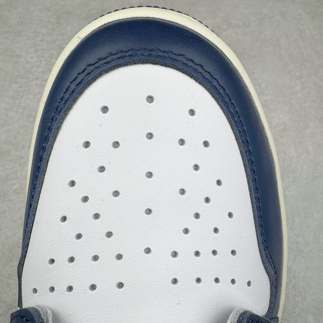 图片[16]-＃KZ神版莞产 Air Jordan AJ1 Retro 海军蓝白 DZ5485-401 外贸特供批次 终端控货优势输出 新配色不断更新开发 市场中端王者 全套原纸板楦头开发 确保原汁原味 完美呈现一代版型 一比一鞋头弧度高度鞋身弧度 此版本只针对中端市场 细节品控鞋型随意秒杀市面同价位 鞋型完美 不臃肿别扭 头层皮料加持 用料绝不含糊 进口玻璃冲刀皮料裁剪零毛边 电脑针车工艺 超高鞋面清洁度 最高QC检验标准 控制溢胶瑕疵 原盒原配 飞翼3D高频深度立体 工艺方面大到整体鞋型 漏斗收腰 底线拉帮 LOGO立体程度 小到针眼排布 载片对称 冲孔效果 鞋标规范 鞋垫背胶等等 无一不是口碑收割 每双都是一个回头客 尺码：36 36.5 37.5 38 38.5 39 40 40.5 41 42 42.5 43 44 44.5 45 46 47.5-选品中心