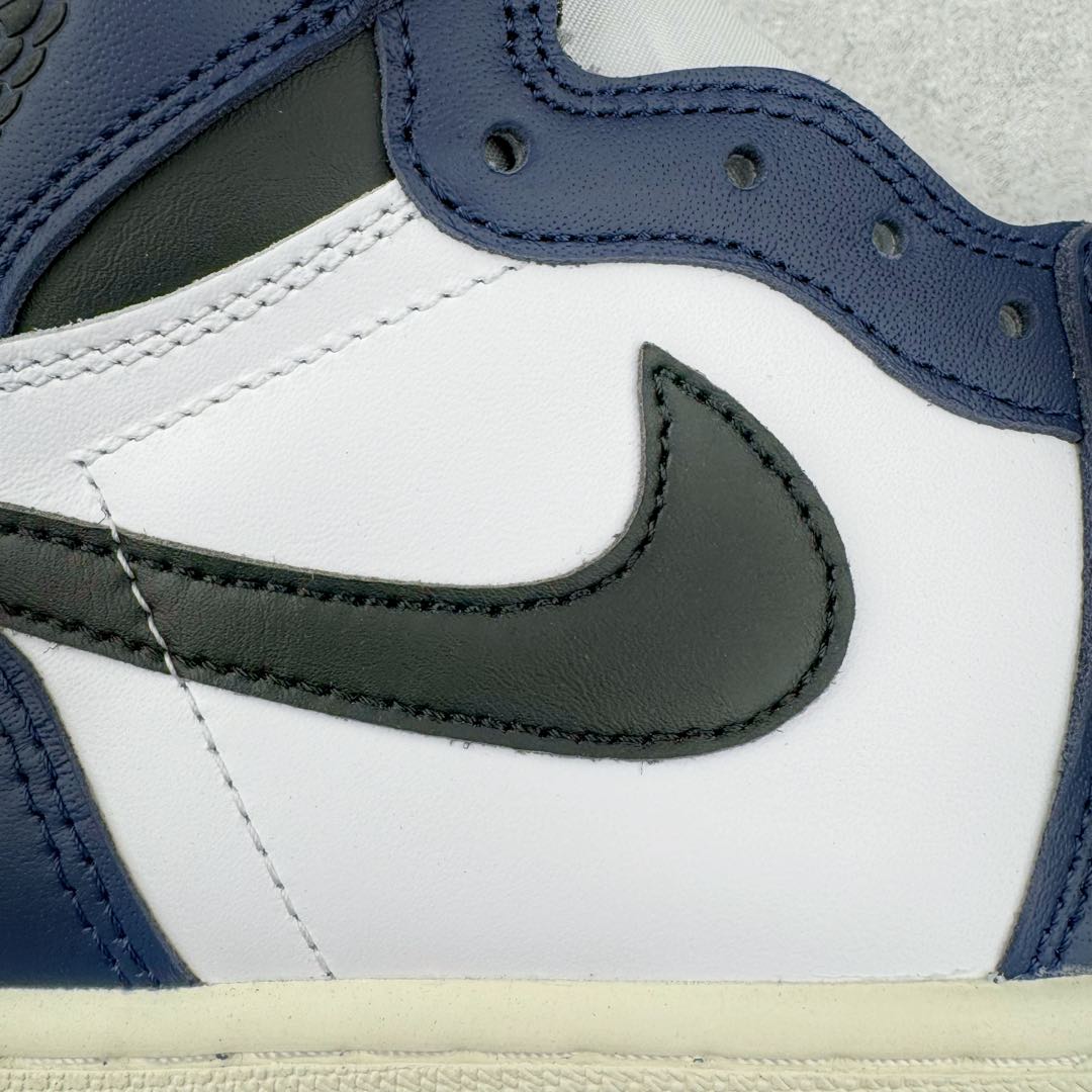 图片[18]-＃KZ神版莞产 Air Jordan AJ1 Retro 海军蓝白 DZ5485-401 外贸特供批次 终端控货优势输出 新配色不断更新开发 市场中端王者 全套原纸板楦头开发 确保原汁原味 完美呈现一代版型 一比一鞋头弧度高度鞋身弧度 此版本只针对中端市场 细节品控鞋型随意秒杀市面同价位 鞋型完美 不臃肿别扭 头层皮料加持 用料绝不含糊 进口玻璃冲刀皮料裁剪零毛边 电脑针车工艺 超高鞋面清洁度 最高QC检验标准 控制溢胶瑕疵 原盒原配 飞翼3D高频深度立体 工艺方面大到整体鞋型 漏斗收腰 底线拉帮 LOGO立体程度 小到针眼排布 载片对称 冲孔效果 鞋标规范 鞋垫背胶等等 无一不是口碑收割 每双都是一个回头客 尺码：36 36.5 37.5 38 38.5 39 40 40.5 41 42 42.5 43 44 44.5 45 46 47.5-选品中心