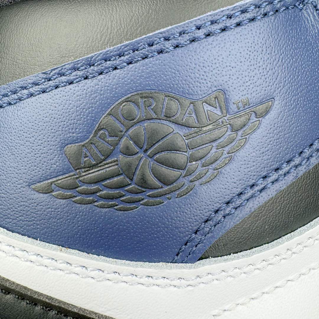 图片[17]-＃KZ神版莞产 Air Jordan AJ1 Retro 海军蓝白 DZ5485-401 外贸特供批次 终端控货优势输出 新配色不断更新开发 市场中端王者 全套原纸板楦头开发 确保原汁原味 完美呈现一代版型 一比一鞋头弧度高度鞋身弧度 此版本只针对中端市场 细节品控鞋型随意秒杀市面同价位 鞋型完美 不臃肿别扭 头层皮料加持 用料绝不含糊 进口玻璃冲刀皮料裁剪零毛边 电脑针车工艺 超高鞋面清洁度 最高QC检验标准 控制溢胶瑕疵 原盒原配 飞翼3D高频深度立体 工艺方面大到整体鞋型 漏斗收腰 底线拉帮 LOGO立体程度 小到针眼排布 载片对称 冲孔效果 鞋标规范 鞋垫背胶等等 无一不是口碑收割 每双都是一个回头客 尺码：36 36.5 37.5 38 38.5 39 40 40.5 41 42 42.5 43 44 44.5 45 46 47.5-选品中心