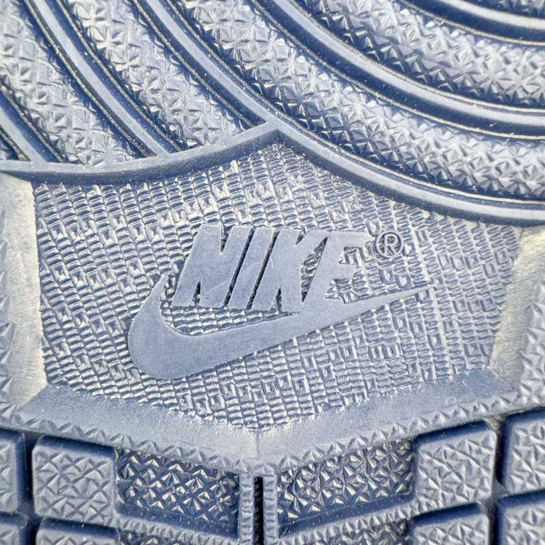 图片[20]-＃KZ神版莞产 Air Jordan AJ1 Retro 海军蓝白 DZ5485-401 外贸特供批次 终端控货优势输出 新配色不断更新开发 市场中端王者 全套原纸板楦头开发 确保原汁原味 完美呈现一代版型 一比一鞋头弧度高度鞋身弧度 此版本只针对中端市场 细节品控鞋型随意秒杀市面同价位 鞋型完美 不臃肿别扭 头层皮料加持 用料绝不含糊 进口玻璃冲刀皮料裁剪零毛边 电脑针车工艺 超高鞋面清洁度 最高QC检验标准 控制溢胶瑕疵 原盒原配 飞翼3D高频深度立体 工艺方面大到整体鞋型 漏斗收腰 底线拉帮 LOGO立体程度 小到针眼排布 载片对称 冲孔效果 鞋标规范 鞋垫背胶等等 无一不是口碑收割 每双都是一个回头客 尺码：36 36.5 37.5 38 38.5 39 40 40.5 41 42 42.5 43 44 44.5 45 46 47.5-选品中心