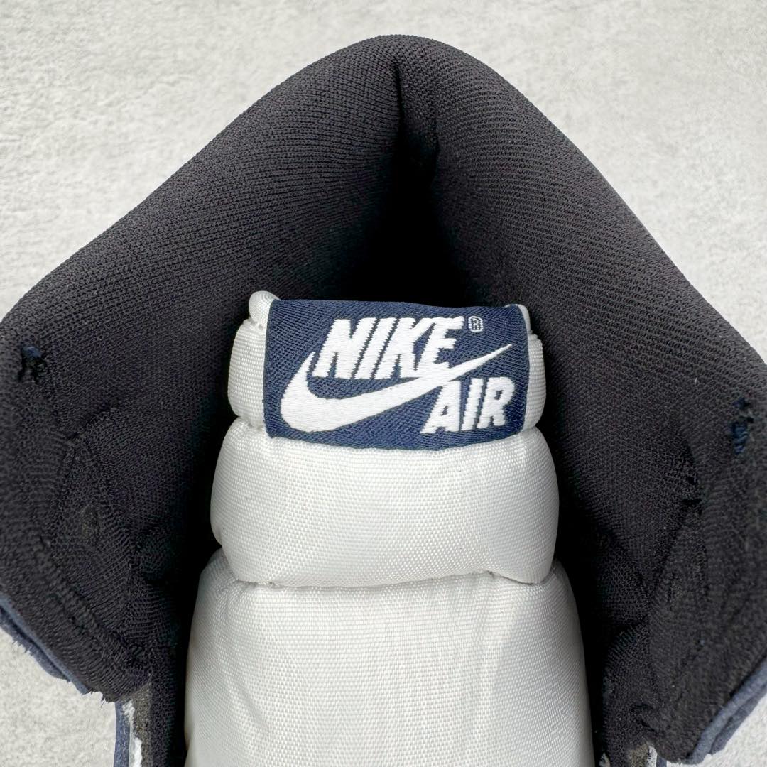 图片[15]-＃KZ神版莞产 Air Jordan AJ1 Retro 海军蓝白 DZ5485-401 外贸特供批次 终端控货优势输出 新配色不断更新开发 市场中端王者 全套原纸板楦头开发 确保原汁原味 完美呈现一代版型 一比一鞋头弧度高度鞋身弧度 此版本只针对中端市场 细节品控鞋型随意秒杀市面同价位 鞋型完美 不臃肿别扭 头层皮料加持 用料绝不含糊 进口玻璃冲刀皮料裁剪零毛边 电脑针车工艺 超高鞋面清洁度 最高QC检验标准 控制溢胶瑕疵 原盒原配 飞翼3D高频深度立体 工艺方面大到整体鞋型 漏斗收腰 底线拉帮 LOGO立体程度 小到针眼排布 载片对称 冲孔效果 鞋标规范 鞋垫背胶等等 无一不是口碑收割 每双都是一个回头客 尺码：36 36.5 37.5 38 38.5 39 40 40.5 41 42 42.5 43 44 44.5 45 46 47.5-选品中心