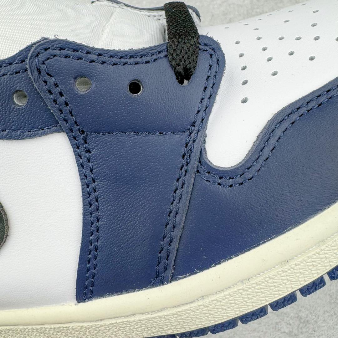 图片[12]-＃KZ神版莞产 Air Jordan AJ1 Retro 海军蓝白 DZ5485-401 外贸特供批次 终端控货优势输出 新配色不断更新开发 市场中端王者 全套原纸板楦头开发 确保原汁原味 完美呈现一代版型 一比一鞋头弧度高度鞋身弧度 此版本只针对中端市场 细节品控鞋型随意秒杀市面同价位 鞋型完美 不臃肿别扭 头层皮料加持 用料绝不含糊 进口玻璃冲刀皮料裁剪零毛边 电脑针车工艺 超高鞋面清洁度 最高QC检验标准 控制溢胶瑕疵 原盒原配 飞翼3D高频深度立体 工艺方面大到整体鞋型 漏斗收腰 底线拉帮 LOGO立体程度 小到针眼排布 载片对称 冲孔效果 鞋标规范 鞋垫背胶等等 无一不是口碑收割 每双都是一个回头客 尺码：36 36.5 37.5 38 38.5 39 40 40.5 41 42 42.5 43 44 44.5 45 46 47.5-选品中心