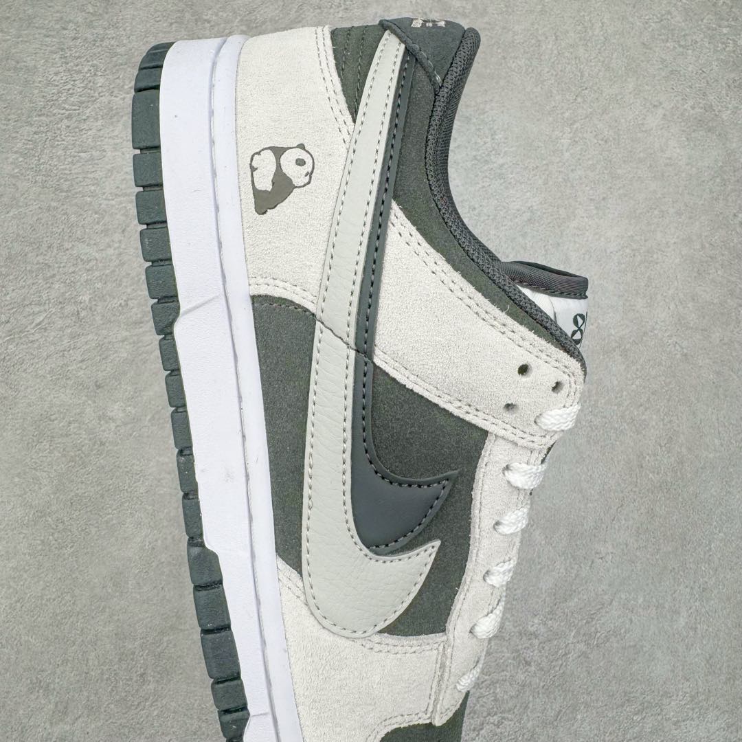 图片[6]-＃CS NK Dunk Low SE 85 双钩复古休闲板鞋 HV1800-101 口碑大厂出品 品控大底版型不断改良更新品质稳定 全套原纸板楦头开发 确保原汁原味 完美呈现DUNK版型 原厂玻璃冲刀 超高清洁度 全鞋零毛边皮料切割 采用绒面革材质 鞋身左右侧均配有皮革质双 Swoosh 兰色搭配上白色 85年纪念标放在鞋舌的位置 简洁干净的配色设计 绝对是日常出街上脚的不二选择 尺码：36 36.5 37.5 38 38.5 39 40 40.5 41 42 42.5 43 44 44.5 45 46-选品中心