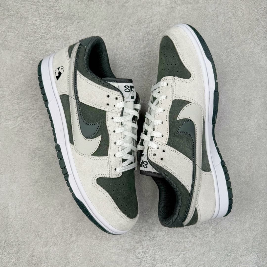 图片[3]-＃CS NK Dunk Low SE 85 双钩复古休闲板鞋 HV1800-101 口碑大厂出品 品控大底版型不断改良更新品质稳定 全套原纸板楦头开发 确保原汁原味 完美呈现DUNK版型 原厂玻璃冲刀 超高清洁度 全鞋零毛边皮料切割 采用绒面革材质 鞋身左右侧均配有皮革质双 Swoosh 兰色搭配上白色 85年纪念标放在鞋舌的位置 简洁干净的配色设计 绝对是日常出街上脚的不二选择 尺码：36 36.5 37.5 38 38.5 39 40 40.5 41 42 42.5 43 44 44.5 45 46-选品中心