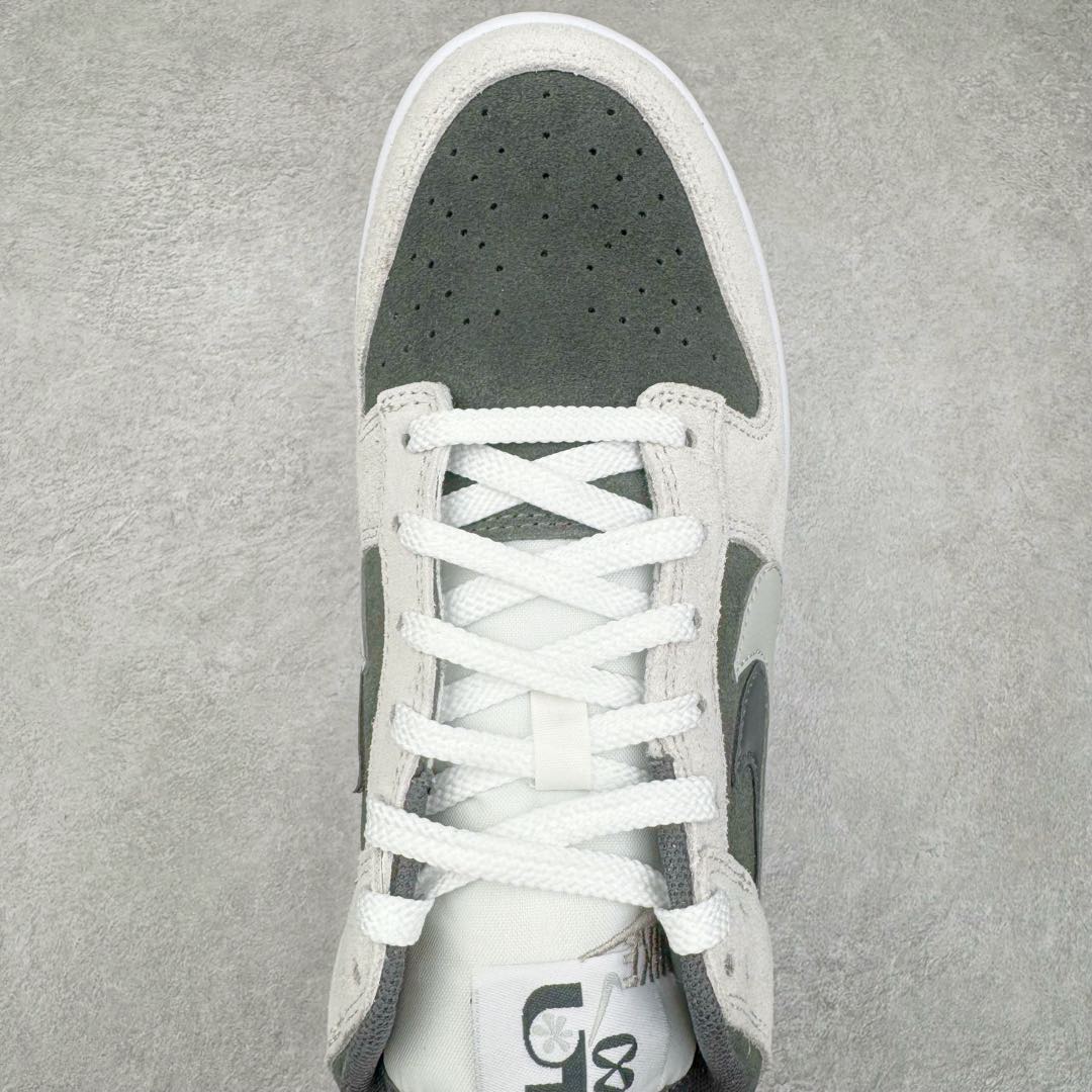 图片[4]-＃CS NK Dunk Low SE 85 双钩复古休闲板鞋 HV1800-101 口碑大厂出品 品控大底版型不断改良更新品质稳定 全套原纸板楦头开发 确保原汁原味 完美呈现DUNK版型 原厂玻璃冲刀 超高清洁度 全鞋零毛边皮料切割 采用绒面革材质 鞋身左右侧均配有皮革质双 Swoosh 兰色搭配上白色 85年纪念标放在鞋舌的位置 简洁干净的配色设计 绝对是日常出街上脚的不二选择 尺码：36 36.5 37.5 38 38.5 39 40 40.5 41 42 42.5 43 44 44.5 45 46-选品中心