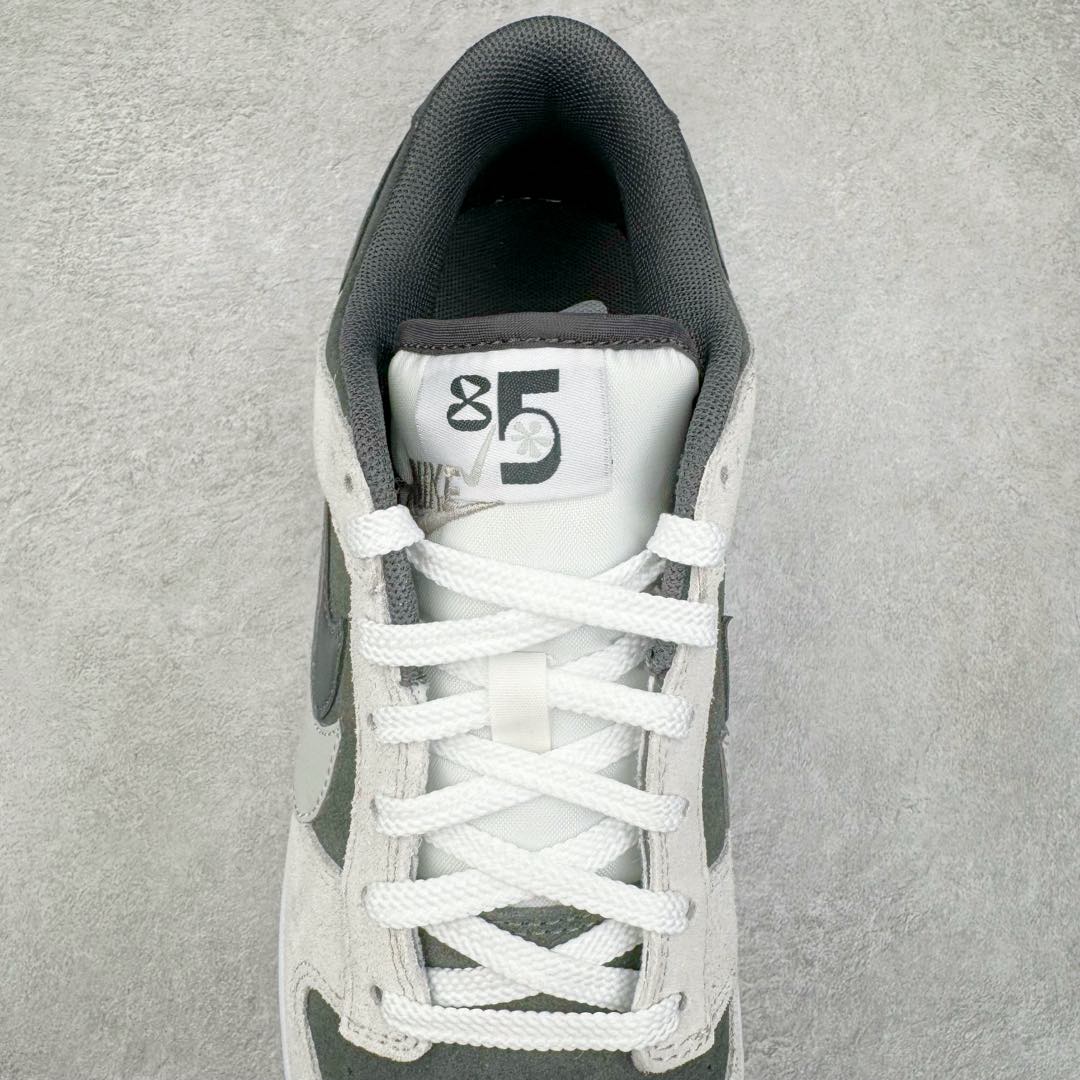 图片[5]-＃CS NK Dunk Low SE 85 双钩复古休闲板鞋 HV1800-101 口碑大厂出品 品控大底版型不断改良更新品质稳定 全套原纸板楦头开发 确保原汁原味 完美呈现DUNK版型 原厂玻璃冲刀 超高清洁度 全鞋零毛边皮料切割 采用绒面革材质 鞋身左右侧均配有皮革质双 Swoosh 兰色搭配上白色 85年纪念标放在鞋舌的位置 简洁干净的配色设计 绝对是日常出街上脚的不二选择 尺码：36 36.5 37.5 38 38.5 39 40 40.5 41 42 42.5 43 44 44.5 45 46-选品中心