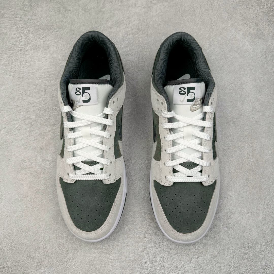 图片[2]-＃CS NK Dunk Low SE 85 双钩复古休闲板鞋 HV1800-101 口碑大厂出品 品控大底版型不断改良更新品质稳定 全套原纸板楦头开发 确保原汁原味 完美呈现DUNK版型 原厂玻璃冲刀 超高清洁度 全鞋零毛边皮料切割 采用绒面革材质 鞋身左右侧均配有皮革质双 Swoosh 兰色搭配上白色 85年纪念标放在鞋舌的位置 简洁干净的配色设计 绝对是日常出街上脚的不二选择 尺码：36 36.5 37.5 38 38.5 39 40 40.5 41 42 42.5 43 44 44.5 45 46-选品中心