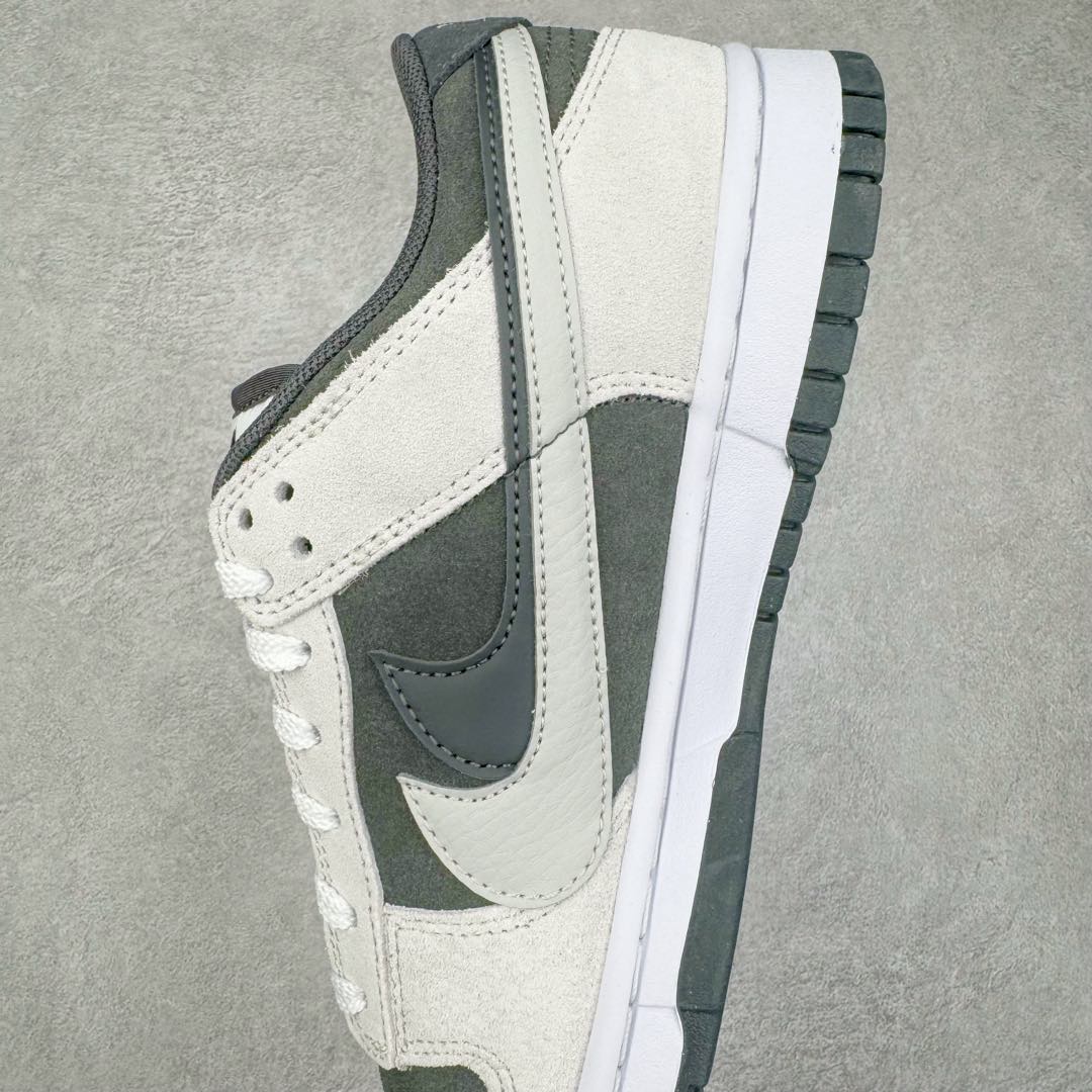 图片[7]-＃CS NK Dunk Low SE 85 双钩复古休闲板鞋 HV1800-101 口碑大厂出品 品控大底版型不断改良更新品质稳定 全套原纸板楦头开发 确保原汁原味 完美呈现DUNK版型 原厂玻璃冲刀 超高清洁度 全鞋零毛边皮料切割 采用绒面革材质 鞋身左右侧均配有皮革质双 Swoosh 兰色搭配上白色 85年纪念标放在鞋舌的位置 简洁干净的配色设计 绝对是日常出街上脚的不二选择 尺码：36 36.5 37.5 38 38.5 39 40 40.5 41 42 42.5 43 44 44.5 45 46-选品中心