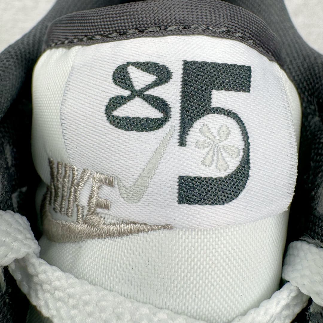 图片[13]-＃CS NK Dunk Low SE 85 双钩复古休闲板鞋 HV1800-101 口碑大厂出品 品控大底版型不断改良更新品质稳定 全套原纸板楦头开发 确保原汁原味 完美呈现DUNK版型 原厂玻璃冲刀 超高清洁度 全鞋零毛边皮料切割 采用绒面革材质 鞋身左右侧均配有皮革质双 Swoosh 兰色搭配上白色 85年纪念标放在鞋舌的位置 简洁干净的配色设计 绝对是日常出街上脚的不二选择 尺码：36 36.5 37.5 38 38.5 39 40 40.5 41 42 42.5 43 44 44.5 45 46-选品中心