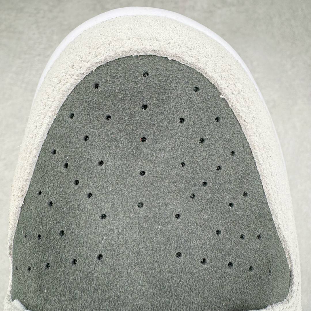 图片[14]-＃CS NK Dunk Low SE 85 双钩复古休闲板鞋 HV1800-101 口碑大厂出品 品控大底版型不断改良更新品质稳定 全套原纸板楦头开发 确保原汁原味 完美呈现DUNK版型 原厂玻璃冲刀 超高清洁度 全鞋零毛边皮料切割 采用绒面革材质 鞋身左右侧均配有皮革质双 Swoosh 兰色搭配上白色 85年纪念标放在鞋舌的位置 简洁干净的配色设计 绝对是日常出街上脚的不二选择 尺码：36 36.5 37.5 38 38.5 39 40 40.5 41 42 42.5 43 44 44.5 45 46-选品中心