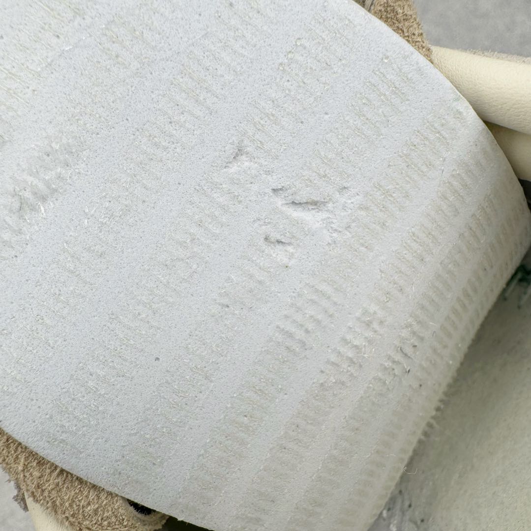 图片[11]-＃CS纯原 AD Originals Gazelle Bold W 羚羊松糕系列复古百搭厚底增高低帮休闲运动板鞋 ID7056 新的一年就要换新的打扮啦！除了设定变美、健身、减肥等目标外，你已经可以利用鞋子来“偷偷改善身材比例”的愿望了！ 因为有一句话。身高不够。鞋子来凑~赶快入手以下各大运动品牌最新推出的“厚底增高运动鞋”吧。 是最好穿最百搭的长腿神器。 重点是……不仅价格不错～鞋子也不错啊！Originals的Gazelle Bold鞋款打造出「超厚底版本」！延续流线鞋型、经典麂皮材质、白色三条线和侧面烫金标志的复古外型，奶油白鞋底高度直接乘3，出门搭上它，保证一路步步高升。尺码：36 36⅔ 37⅓ 38 38⅔ 39⅓ 40-选品中心