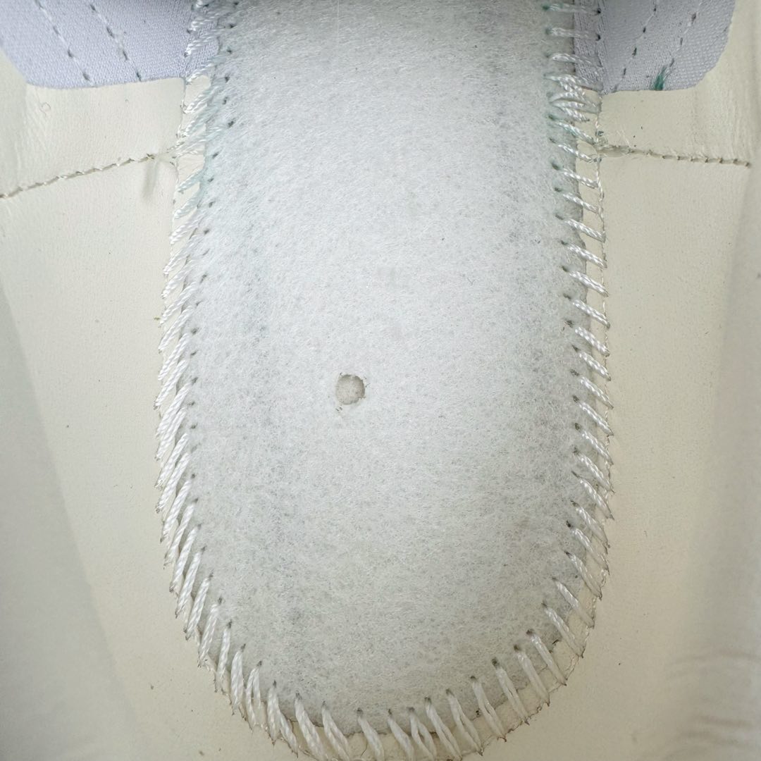 图片[10]-＃CS纯原 AD Originals Gazelle Bold W 羚羊松糕系列复古百搭厚底增高低帮休闲运动板鞋 ID7056 新的一年就要换新的打扮啦！除了设定变美、健身、减肥等目标外，你已经可以利用鞋子来“偷偷改善身材比例”的愿望了！ 因为有一句话。身高不够。鞋子来凑~赶快入手以下各大运动品牌最新推出的“厚底增高运动鞋”吧。 是最好穿最百搭的长腿神器。 重点是……不仅价格不错～鞋子也不错啊！Originals的Gazelle Bold鞋款打造出「超厚底版本」！延续流线鞋型、经典麂皮材质、白色三条线和侧面烫金标志的复古外型，奶油白鞋底高度直接乘3，出门搭上它，保证一路步步高升。尺码：36 36⅔ 37⅓ 38 38⅔ 39⅓ 40-选品中心