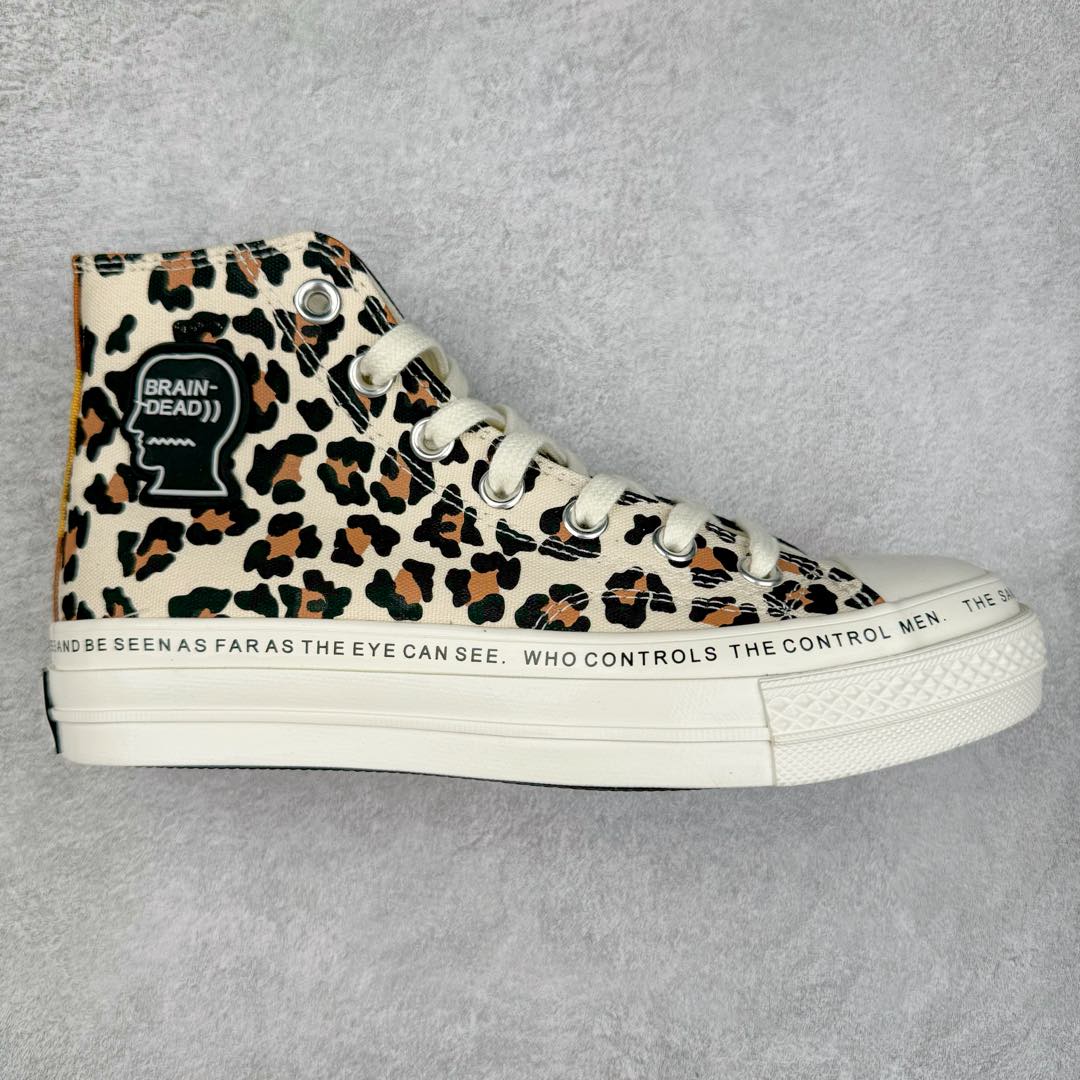 Converse X Brain Dead 鸳鸯迷彩脑死亡联名 鞋款采用多面印花图案设计，动物纹，迷彩，旗帜，每一面都秀出个性，外侧鞋帮处印有Brain Dead标志性LOGO的橡胶贴片，配合鞋边胶条的文字细节，带来视觉冲击，conversr X Brain Dead合作系列凝聚街头的基因，带永不过时的魅力，诠释着特立独行的个性。 货号：A12219C 尺码：35 36 36.5 37 37.5 38 39 39.5 40 41 41.5 42 42.5 43 44-选品中心
