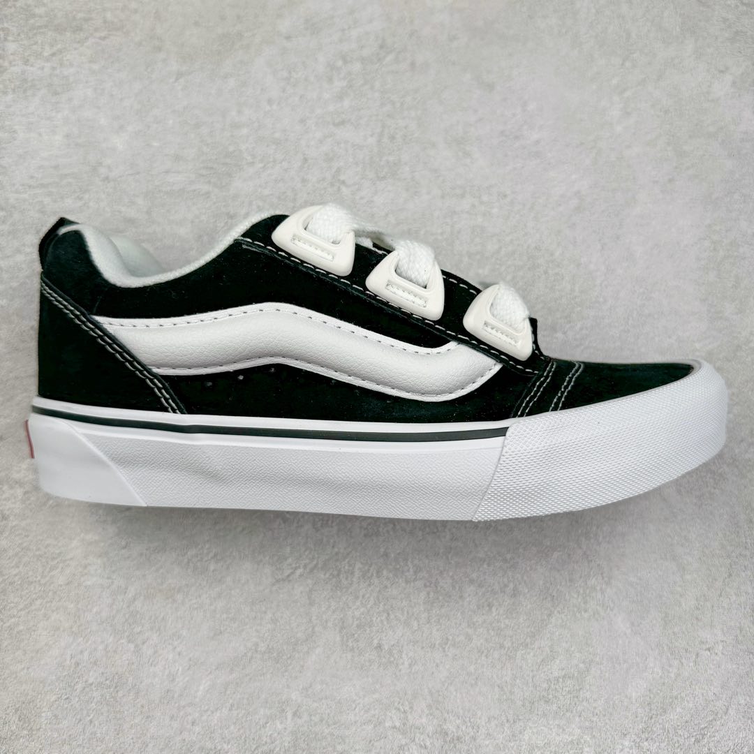 Vans Knu Skool DR 黑白 “DR新系列面包鞋，个性十足”DR新款是对90年代经典风格的重新诠释，Vans将现在的Knu Skool的“宽大”特点进一步放大，将携带空改为了极具现代风格的D形鞋带孔，并选用更宽的鞋带绑定鞋身! 尺码：35 36 36.5 37 38 38.5 39 40 40.5 41 42 42.5 43 44 45 工艺：硫化1：1（重量1：1、真标、原钢印、材质标、鞋型标、合格证）-选品中心
