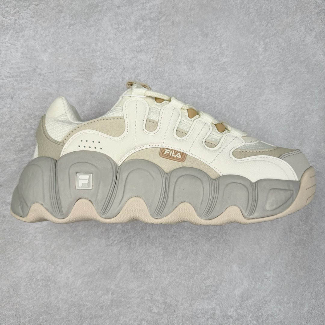 FILA PEASE 斐乐豌豆鞋舒适百搭防滑耐磨低帮生活休闲鞋老爹鞋 FILA的植物系穿搭深谙潮流之道，Clean-Fit的清新风格深深影响着City Boys & Girls。豌豆鞋的外观可谓一眼入魂，设计灵感来源于豌豆荚碱水面包，在鞋廓形保留薄款面包鞋DNA的基础上，发展并创新“面包鞋”风格，如垂挂豆子的鞋面，双层双色中底的鞋底都为这双鞋增添了独特的辨识度。独有的圆鼓豌豆形鞋面设计，鞋面革料做鼓，犹如一颗颗垂挂的豆子，圆润可爱，充满趣味；双层豌豆荚中底设计上层轻能发泡豆荚，下层柔能发泡豌豆形中底，打造圆润软弹、形象有趣的豌豆荚中底。饱满的外形带来温暖质感，上脚圆润，凸显腿部线条，时尚百搭。作为今年秋冬的出街鞋款，实在太合适不过了。豌豆鞋不仅外观令人过目不忘，并且脚感出众，独家的发泡材料提供了轻质软弹的舒适度，即便日行两万步也不会觉得疲惫，同时适应各种穿着场合，轻松搭配各种服饰。尺码：36 36.5 37.5 38 38.5 39 40 40.5 41 42 42.5 43 44 44.5 45-选品中心