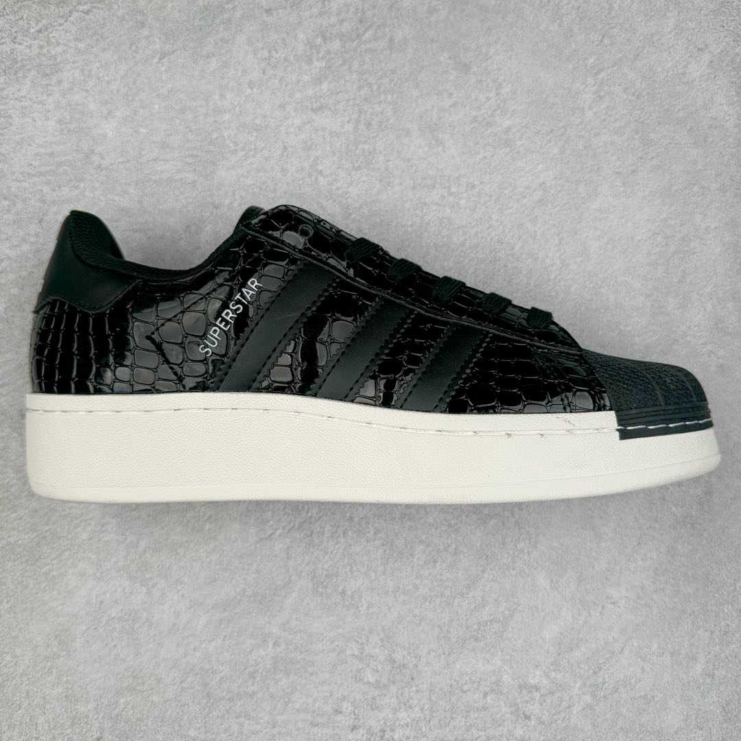 AD Originals Superstar 经典复古贝壳头厚底板鞋 IE5195 诞生于1969年 是第一双将全皮面鞋 身与橡胶鞋头结合在一起的低帮篮球鞋 Superstar最开始 是作为高帮篮球鞋Pro Model的低帮版本而出现的 但因为其独特和醒目的橡胶鞋头造型而让大家熟知 被大家形象地称为\\\”shelltoe\\\”贝壳头 在70年代的美国职业篮球场上 接近3/4的NBA球员都将这双Superstar作为场上用鞋 80年代之后 经过不断的改良和发展 Superstar逐渐成为横跨时装、音乐、街头文化、休闲和运动等各大领域的时尚潮鞋 尺码：35.5 36 36.5 37 38 38.5 39 40 40.5 41 42 42.5 43 44 44.5 45-选品中心