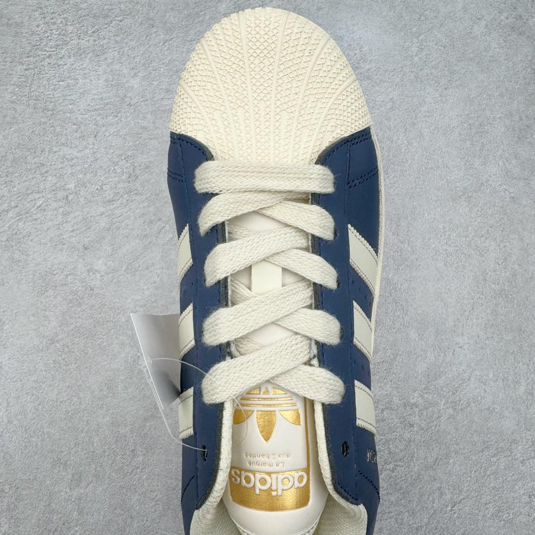 图片[4]-AD Originals Superstar 经典复古贝壳头厚底板鞋 ID5699 诞生于1969年 是第一双将全皮面鞋 身与橡胶鞋头结合在一起的低帮篮球鞋 Superstar最开始 是作为高帮篮球鞋Pro Model的低帮版本而出现的 但因为其独特和醒目的橡胶鞋头造型而让大家熟知 被大家形象地称为\\\”shelltoe\\\”贝壳头 在70年代的美国职业篮球场上 接近3/4的NBA球员都将这双Superstar作为场上用鞋 80年代之后 经过不断的改良和发展 Superstar逐渐成为横跨时装、音乐、街头文化、休闲和运动等各大领域的时尚潮鞋 尺码：35.5 36 36.5 37 38 38.5 39 40 40.5 41 42 42.5 43 44 44.5 45-选品中心