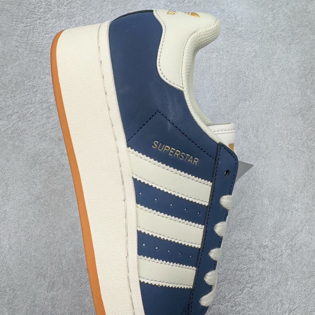 图片[6]-AD Originals Superstar 经典复古贝壳头厚底板鞋 ID5699 诞生于1969年 是第一双将全皮面鞋 身与橡胶鞋头结合在一起的低帮篮球鞋 Superstar最开始 是作为高帮篮球鞋Pro Model的低帮版本而出现的 但因为其独特和醒目的橡胶鞋头造型而让大家熟知 被大家形象地称为\\\”shelltoe\\\”贝壳头 在70年代的美国职业篮球场上 接近3/4的NBA球员都将这双Superstar作为场上用鞋 80年代之后 经过不断的改良和发展 Superstar逐渐成为横跨时装、音乐、街头文化、休闲和运动等各大领域的时尚潮鞋 尺码：35.5 36 36.5 37 38 38.5 39 40 40.5 41 42 42.5 43 44 44.5 45-选品中心