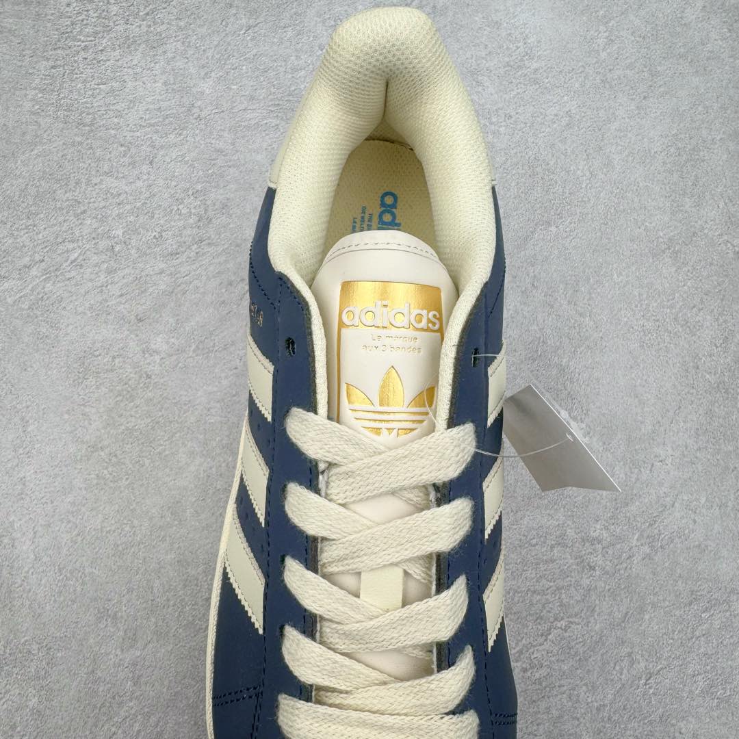 图片[5]-AD Originals Superstar 经典复古贝壳头厚底板鞋 ID5699 诞生于1969年 是第一双将全皮面鞋 身与橡胶鞋头结合在一起的低帮篮球鞋 Superstar最开始 是作为高帮篮球鞋Pro Model的低帮版本而出现的 但因为其独特和醒目的橡胶鞋头造型而让大家熟知 被大家形象地称为\\\”shelltoe\\\”贝壳头 在70年代的美国职业篮球场上 接近3/4的NBA球员都将这双Superstar作为场上用鞋 80年代之后 经过不断的改良和发展 Superstar逐渐成为横跨时装、音乐、街头文化、休闲和运动等各大领域的时尚潮鞋 尺码：35.5 36 36.5 37 38 38.5 39 40 40.5 41 42 42.5 43 44 44.5 45-选品中心