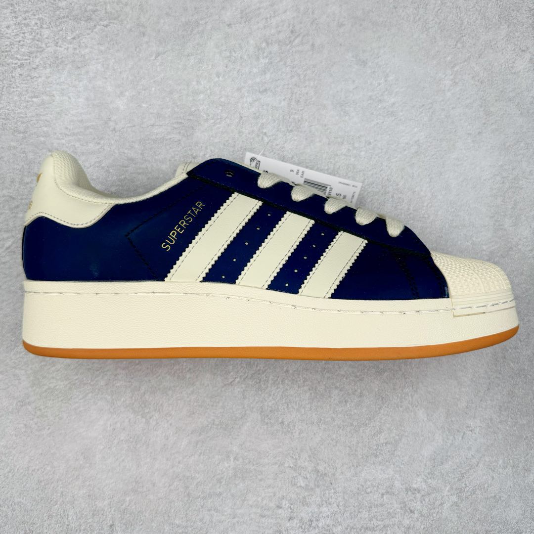 AD Originals Superstar 经典复古贝壳头厚底板鞋 ID5699 诞生于1969年 是第一双将全皮面鞋 身与橡胶鞋头结合在一起的低帮篮球鞋 Superstar最开始 是作为高帮篮球鞋Pro Model的低帮版本而出现的 但因为其独特和醒目的橡胶鞋头造型而让大家熟知 被大家形象地称为\\\”shelltoe\\\”贝壳头 在70年代的美国职业篮球场上 接近3/4的NBA球员都将这双Superstar作为场上用鞋 80年代之后 经过不断的改良和发展 Superstar逐渐成为横跨时装、音乐、街头文化、休闲和运动等各大领域的时尚潮鞋 尺码：35.5 36 36.5 37 38 38.5 39 40 40.5 41 42 42.5 43 44 44.5 45-选品中心