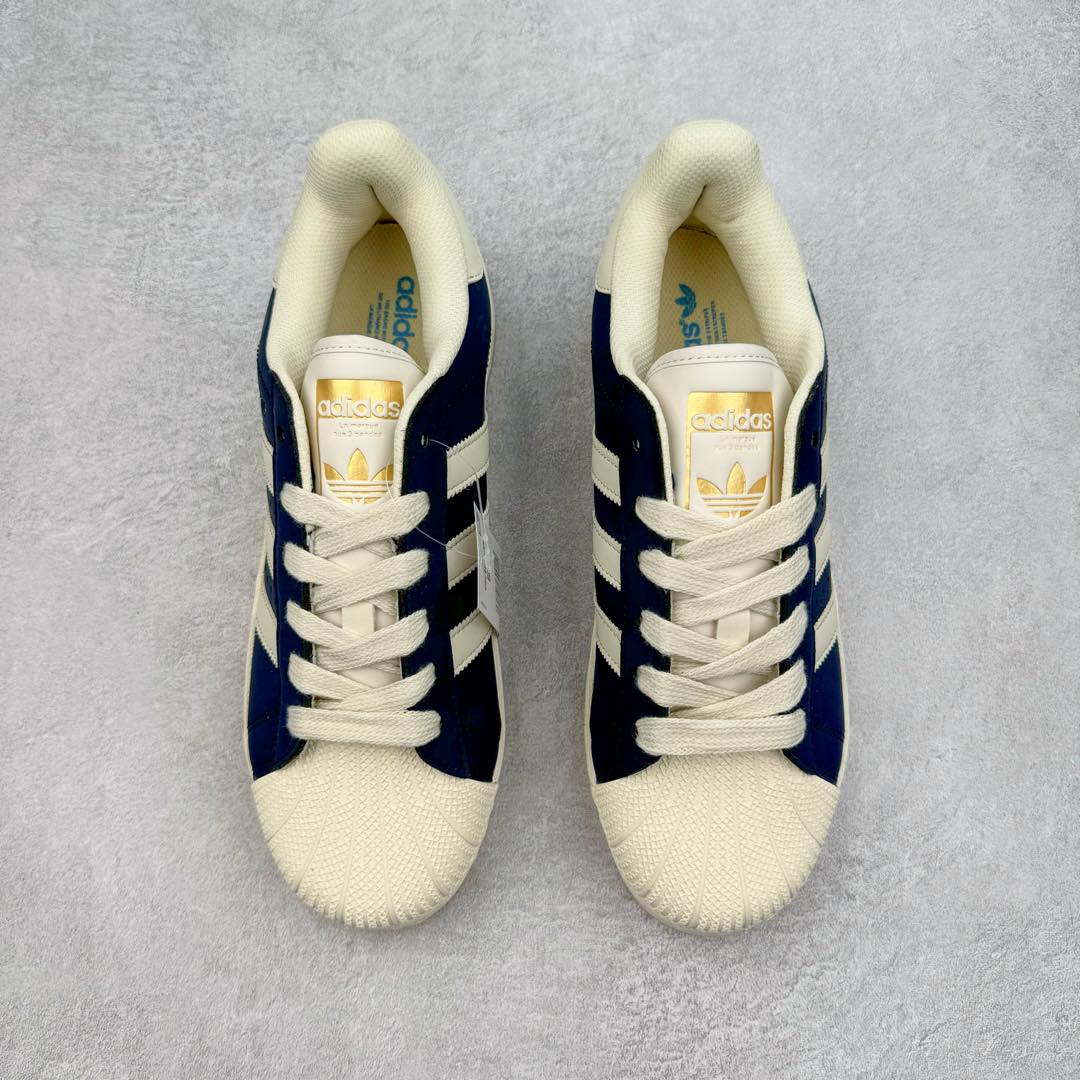 图片[2]-AD Originals Superstar 经典复古贝壳头厚底板鞋 ID5699 诞生于1969年 是第一双将全皮面鞋 身与橡胶鞋头结合在一起的低帮篮球鞋 Superstar最开始 是作为高帮篮球鞋Pro Model的低帮版本而出现的 但因为其独特和醒目的橡胶鞋头造型而让大家熟知 被大家形象地称为\\\”shelltoe\\\”贝壳头 在70年代的美国职业篮球场上 接近3/4的NBA球员都将这双Superstar作为场上用鞋 80年代之后 经过不断的改良和发展 Superstar逐渐成为横跨时装、音乐、街头文化、休闲和运动等各大领域的时尚潮鞋 尺码：35.5 36 36.5 37 38 38.5 39 40 40.5 41 42 42.5 43 44 44.5 45-选品中心