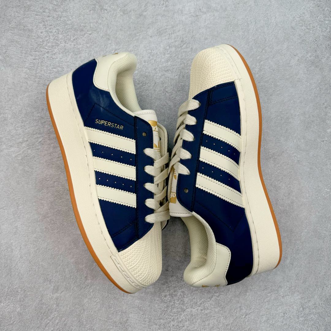 图片[3]-AD Originals Superstar 经典复古贝壳头厚底板鞋 ID5699 诞生于1969年 是第一双将全皮面鞋 身与橡胶鞋头结合在一起的低帮篮球鞋 Superstar最开始 是作为高帮篮球鞋Pro Model的低帮版本而出现的 但因为其独特和醒目的橡胶鞋头造型而让大家熟知 被大家形象地称为\\\”shelltoe\\\”贝壳头 在70年代的美国职业篮球场上 接近3/4的NBA球员都将这双Superstar作为场上用鞋 80年代之后 经过不断的改良和发展 Superstar逐渐成为横跨时装、音乐、街头文化、休闲和运动等各大领域的时尚潮鞋 尺码：35.5 36 36.5 37 38 38.5 39 40 40.5 41 42 42.5 43 44 44.5 45-选品中心