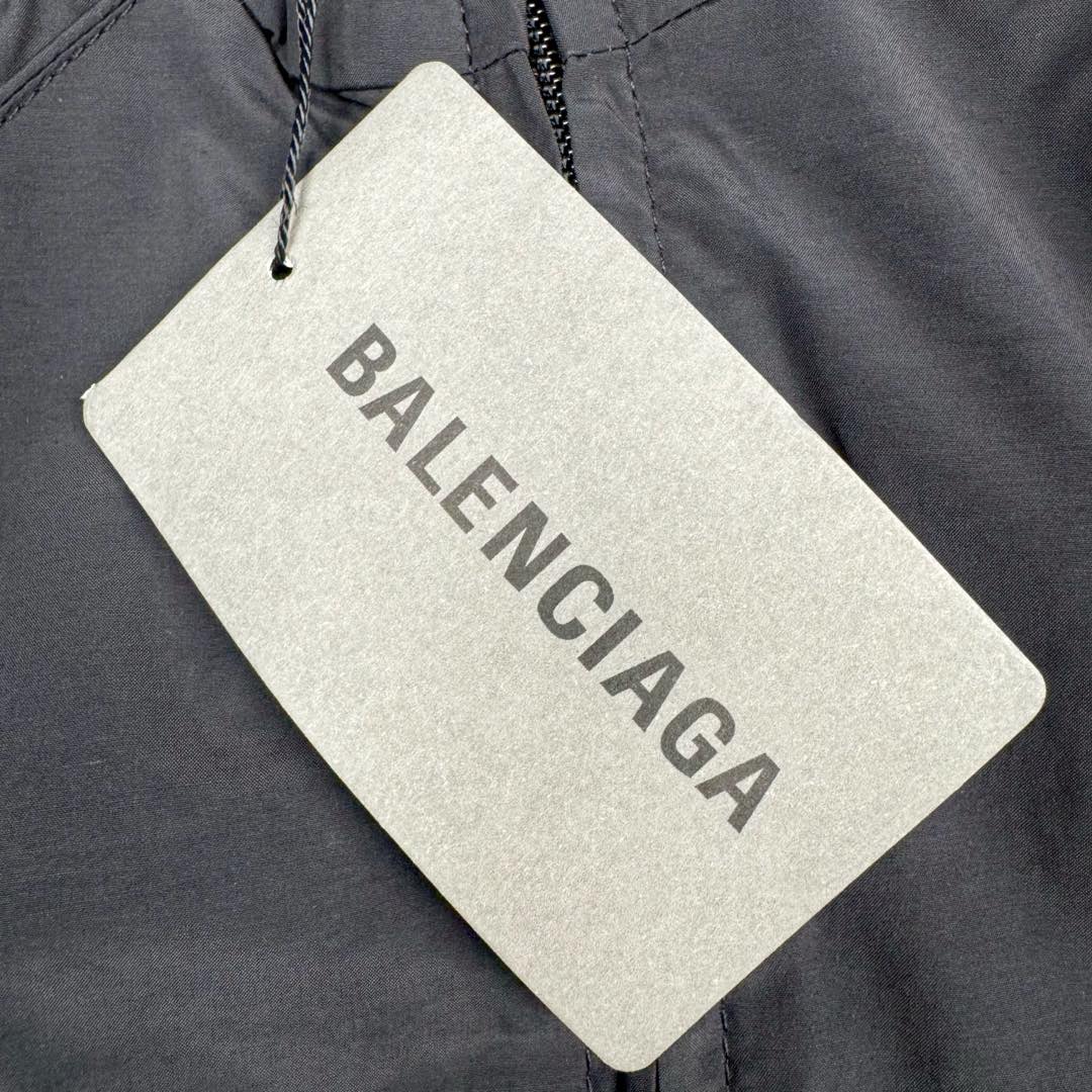 图片[14]-＃GD广顶 Balenciaga Soccer SS24 巴黎世家字母印花拉链立领长袖夹克外套 常规版型 曼联10号风衣 采用【高支高密锦棉混纺面料】 里布采用【32s精梳棉平纹布】【克重160g】【日本进口田岛绣花机】刺绣 前幅+左右袖均采用【锦纶材质哑光绣线】前后幅采用【DTF白墨烫画膜材料】扫描Y版花型做花稿【激光烧花】切割材料 裁片【手工扫粉定位】【高温压烫机正反各热压一次】成型前幅字母组成【还原花效果】前中配套【上下拉胶牙开尾拉链】尺码：XS S M L-选品中心