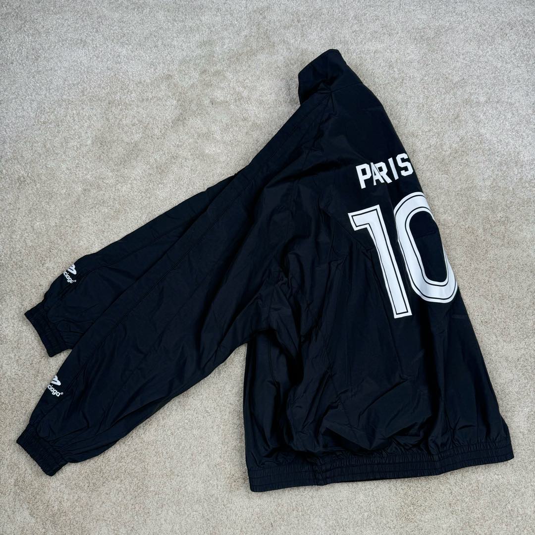 图片[4]-＃GD广顶 Balenciaga Soccer SS24 巴黎世家字母印花拉链立领长袖夹克外套 常规版型 曼联10号风衣 采用【高支高密锦棉混纺面料】 里布采用【32s精梳棉平纹布】【克重160g】【日本进口田岛绣花机】刺绣 前幅+左右袖均采用【锦纶材质哑光绣线】前后幅采用【DTF白墨烫画膜材料】扫描Y版花型做花稿【激光烧花】切割材料 裁片【手工扫粉定位】【高温压烫机正反各热压一次】成型前幅字母组成【还原花效果】前中配套【上下拉胶牙开尾拉链】尺码：XS S M L-选品中心