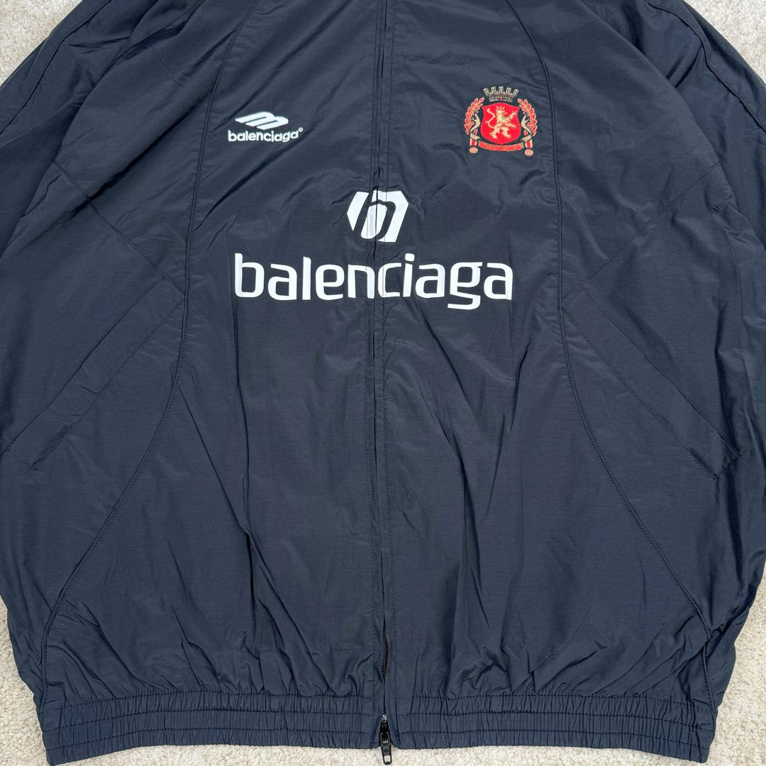 图片[8]-＃GD广顶 Balenciaga Soccer SS24 巴黎世家字母印花拉链立领长袖夹克外套 常规版型 曼联10号风衣 采用【高支高密锦棉混纺面料】 里布采用【32s精梳棉平纹布】【克重160g】【日本进口田岛绣花机】刺绣 前幅+左右袖均采用【锦纶材质哑光绣线】前后幅采用【DTF白墨烫画膜材料】扫描Y版花型做花稿【激光烧花】切割材料 裁片【手工扫粉定位】【高温压烫机正反各热压一次】成型前幅字母组成【还原花效果】前中配套【上下拉胶牙开尾拉链】尺码：XS S M L-选品中心