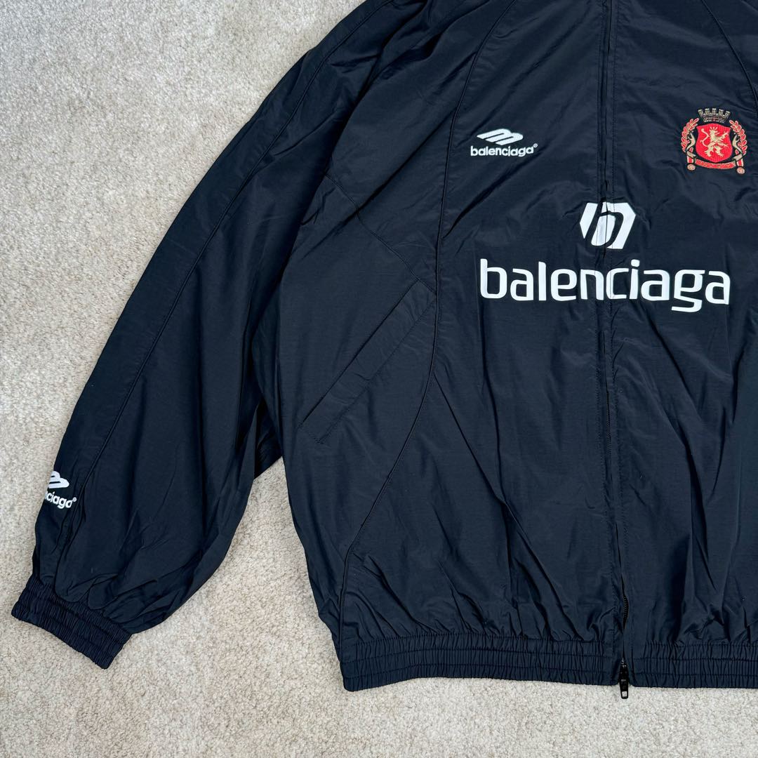 图片[6]-＃GD广顶 Balenciaga Soccer SS24 巴黎世家字母印花拉链立领长袖夹克外套 常规版型 曼联10号风衣 采用【高支高密锦棉混纺面料】 里布采用【32s精梳棉平纹布】【克重160g】【日本进口田岛绣花机】刺绣 前幅+左右袖均采用【锦纶材质哑光绣线】前后幅采用【DTF白墨烫画膜材料】扫描Y版花型做花稿【激光烧花】切割材料 裁片【手工扫粉定位】【高温压烫机正反各热压一次】成型前幅字母组成【还原花效果】前中配套【上下拉胶牙开尾拉链】尺码：XS S M L-选品中心