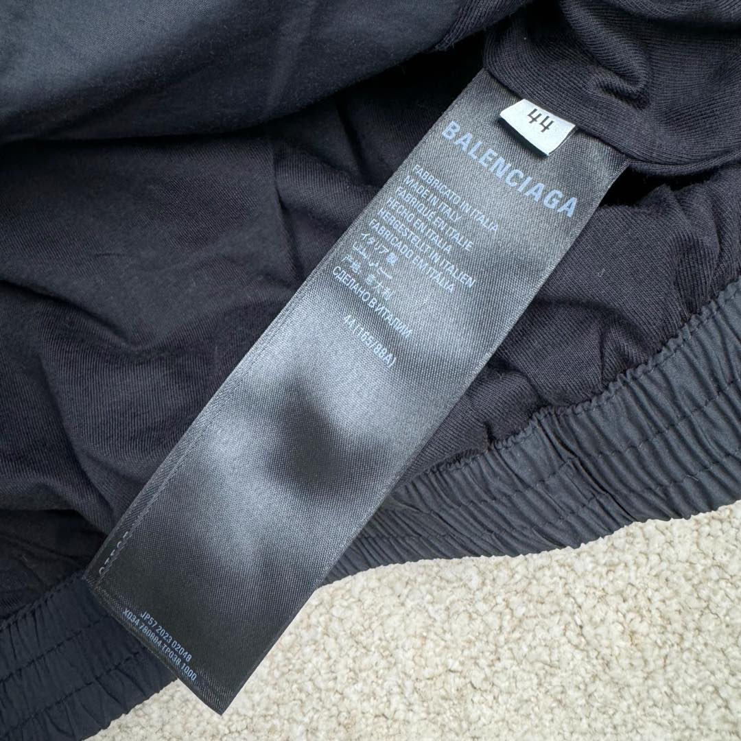 图片[10]-＃GD广顶 Balenciaga Soccer SS24 巴黎世家字母印花拉链立领长袖夹克外套 常规版型 曼联10号风衣 采用【高支高密锦棉混纺面料】 里布采用【32s精梳棉平纹布】【克重160g】【日本进口田岛绣花机】刺绣 前幅+左右袖均采用【锦纶材质哑光绣线】前后幅采用【DTF白墨烫画膜材料】扫描Y版花型做花稿【激光烧花】切割材料 裁片【手工扫粉定位】【高温压烫机正反各热压一次】成型前幅字母组成【还原花效果】前中配套【上下拉胶牙开尾拉链】尺码：XS S M L-选品中心
