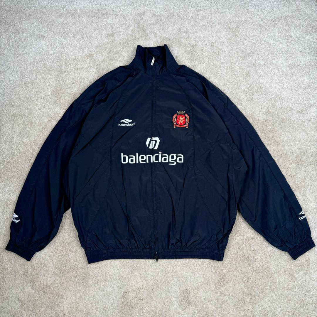 ＃GD广顶 Balenciaga Soccer SS24 巴黎世家字母印花拉链立领长袖夹克外套 常规版型 曼联10号风衣 采用【高支高密锦棉混纺面料】 里布采用【32s精梳棉平纹布】【克重160g】【日本进口田岛绣花机】刺绣 前幅+左右袖均采用【锦纶材质哑光绣线】前后幅采用【DTF白墨烫画膜材料】扫描Y版花型做花稿【激光烧花】切割材料 裁片【手工扫粉定位】【高温压烫机正反各热压一次】成型前幅字母组成【还原花效果】前中配套【上下拉胶牙开尾拉链】尺码：XS S M L-选品中心