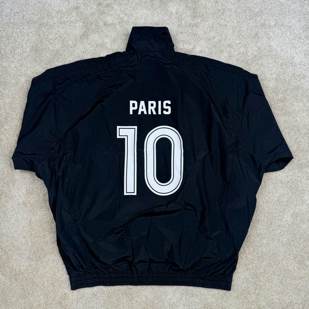 图片[3]-＃GD广顶 Balenciaga Soccer SS24 巴黎世家字母印花拉链立领长袖夹克外套 常规版型 曼联10号风衣 采用【高支高密锦棉混纺面料】 里布采用【32s精梳棉平纹布】【克重160g】【日本进口田岛绣花机】刺绣 前幅+左右袖均采用【锦纶材质哑光绣线】前后幅采用【DTF白墨烫画膜材料】扫描Y版花型做花稿【激光烧花】切割材料 裁片【手工扫粉定位】【高温压烫机正反各热压一次】成型前幅字母组成【还原花效果】前中配套【上下拉胶牙开尾拉链】尺码：XS S M L-选品中心