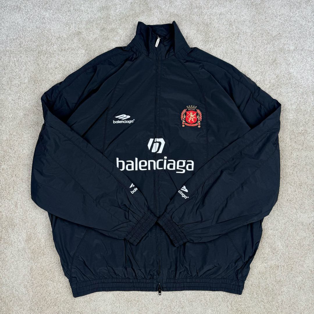 图片[2]-＃GD广顶 Balenciaga Soccer SS24 巴黎世家字母印花拉链立领长袖夹克外套 常规版型 曼联10号风衣 采用【高支高密锦棉混纺面料】 里布采用【32s精梳棉平纹布】【克重160g】【日本进口田岛绣花机】刺绣 前幅+左右袖均采用【锦纶材质哑光绣线】前后幅采用【DTF白墨烫画膜材料】扫描Y版花型做花稿【激光烧花】切割材料 裁片【手工扫粉定位】【高温压烫机正反各热压一次】成型前幅字母组成【还原花效果】前中配套【上下拉胶牙开尾拉链】尺码：XS S M L-选品中心