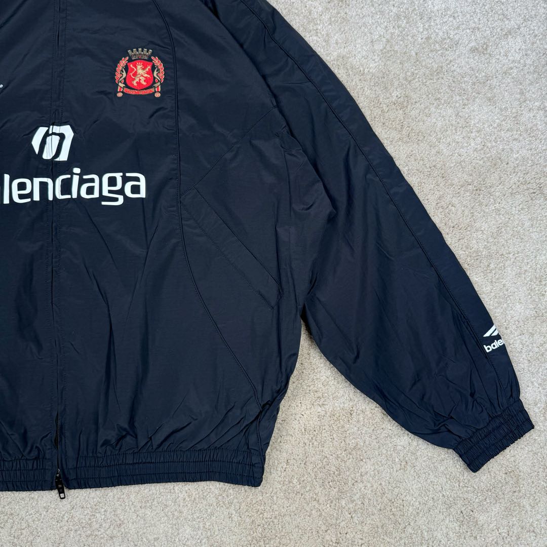 图片[7]-＃GD广顶 Balenciaga Soccer SS24 巴黎世家字母印花拉链立领长袖夹克外套 常规版型 曼联10号风衣 采用【高支高密锦棉混纺面料】 里布采用【32s精梳棉平纹布】【克重160g】【日本进口田岛绣花机】刺绣 前幅+左右袖均采用【锦纶材质哑光绣线】前后幅采用【DTF白墨烫画膜材料】扫描Y版花型做花稿【激光烧花】切割材料 裁片【手工扫粉定位】【高温压烫机正反各热压一次】成型前幅字母组成【还原花效果】前中配套【上下拉胶牙开尾拉链】尺码：XS S M L-选品中心