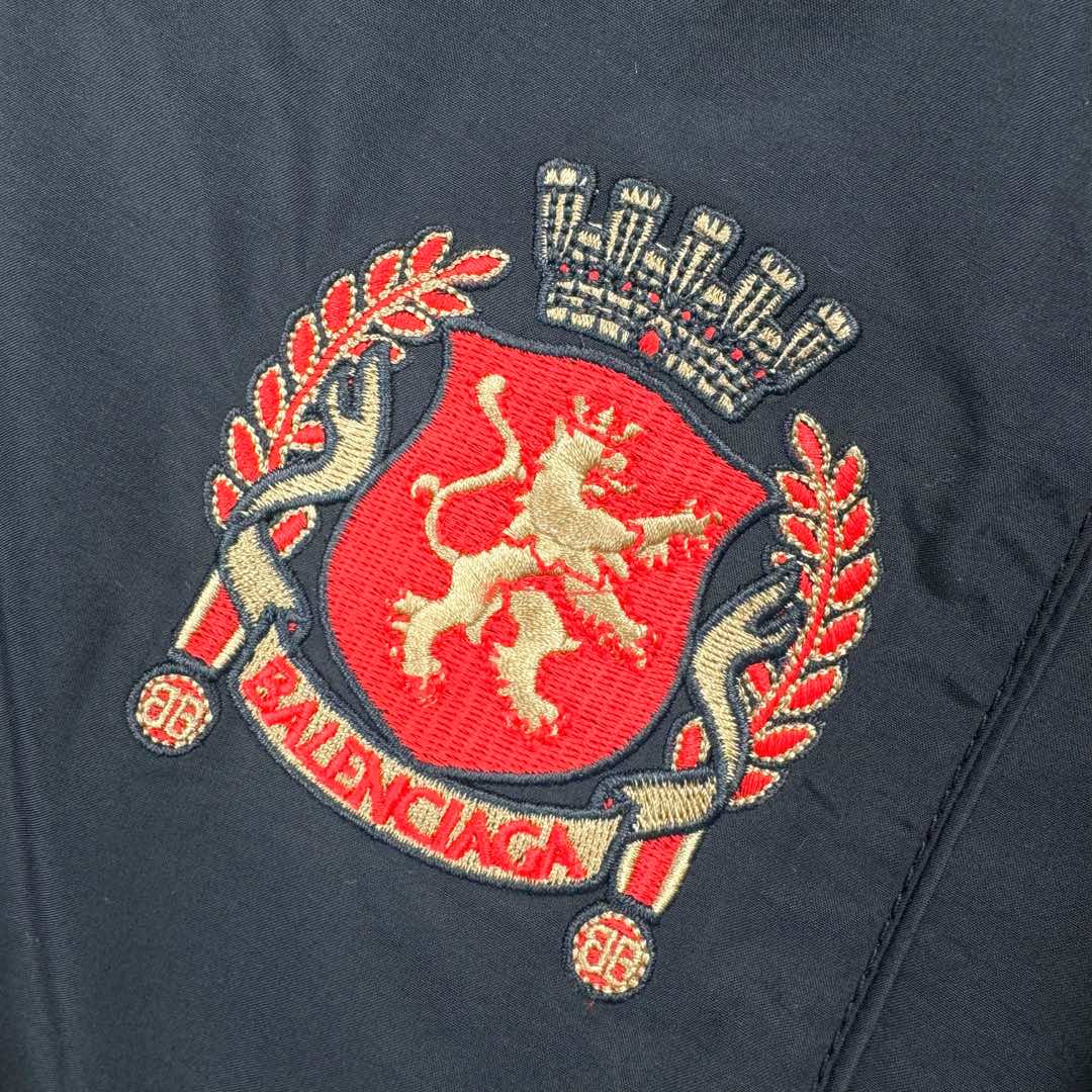 图片[13]-＃GD广顶 Balenciaga Soccer SS24 巴黎世家字母印花拉链立领长袖夹克外套 常规版型 曼联10号风衣 采用【高支高密锦棉混纺面料】 里布采用【32s精梳棉平纹布】【克重160g】【日本进口田岛绣花机】刺绣 前幅+左右袖均采用【锦纶材质哑光绣线】前后幅采用【DTF白墨烫画膜材料】扫描Y版花型做花稿【激光烧花】切割材料 裁片【手工扫粉定位】【高温压烫机正反各热压一次】成型前幅字母组成【还原花效果】前中配套【上下拉胶牙开尾拉链】尺码：XS S M L-选品中心