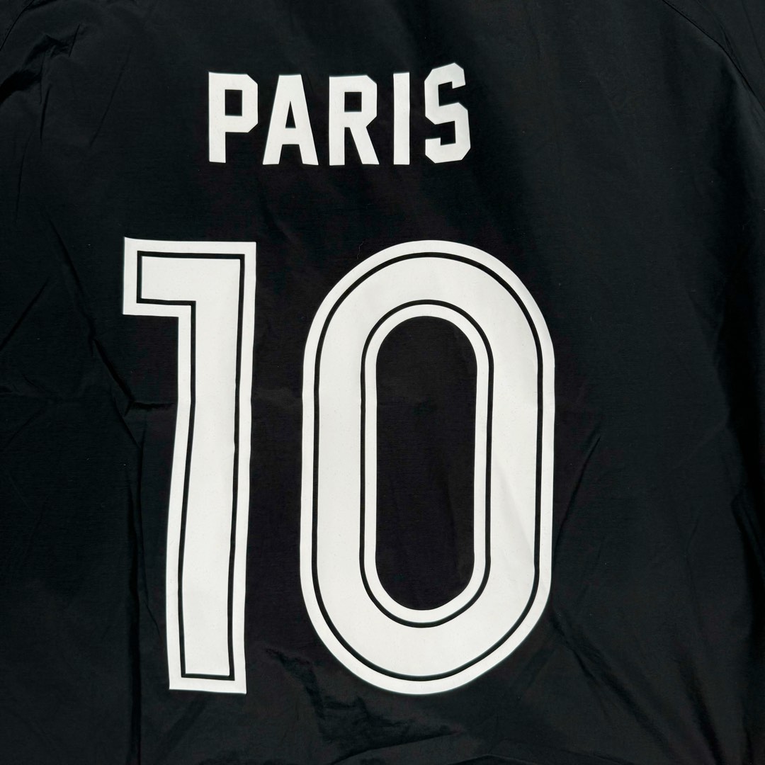 图片[12]-＃GD广顶 Balenciaga Soccer SS24 巴黎世家字母印花拉链立领长袖夹克外套 常规版型 曼联10号风衣 采用【高支高密锦棉混纺面料】 里布采用【32s精梳棉平纹布】【克重160g】【日本进口田岛绣花机】刺绣 前幅+左右袖均采用【锦纶材质哑光绣线】前后幅采用【DTF白墨烫画膜材料】扫描Y版花型做花稿【激光烧花】切割材料 裁片【手工扫粉定位】【高温压烫机正反各热压一次】成型前幅字母组成【还原花效果】前中配套【上下拉胶牙开尾拉链】尺码：XS S M L-选品中心