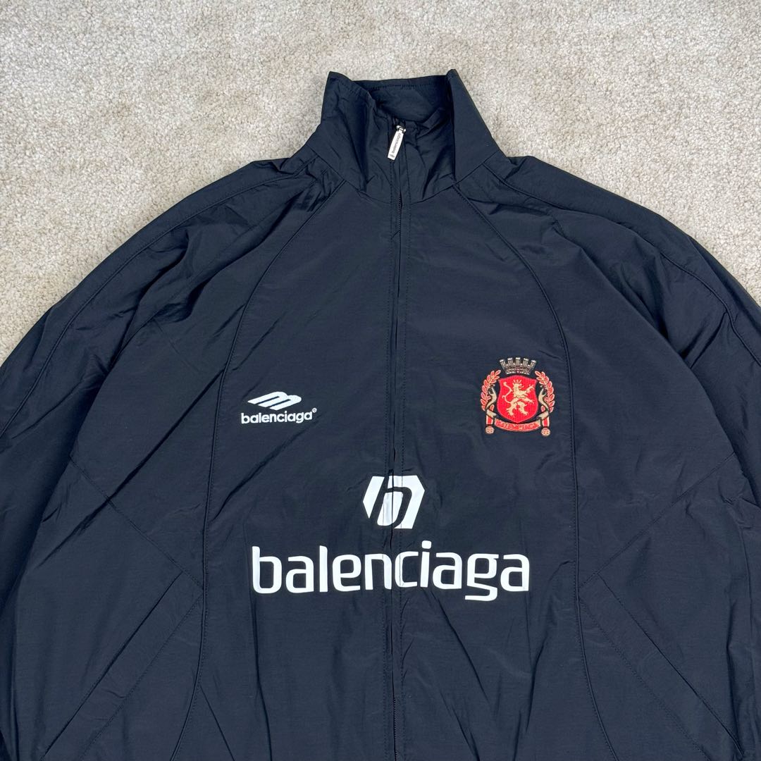 图片[5]-＃GD广顶 Balenciaga Soccer SS24 巴黎世家字母印花拉链立领长袖夹克外套 常规版型 曼联10号风衣 采用【高支高密锦棉混纺面料】 里布采用【32s精梳棉平纹布】【克重160g】【日本进口田岛绣花机】刺绣 前幅+左右袖均采用【锦纶材质哑光绣线】前后幅采用【DTF白墨烫画膜材料】扫描Y版花型做花稿【激光烧花】切割材料 裁片【手工扫粉定位】【高温压烫机正反各热压一次】成型前幅字母组成【还原花效果】前中配套【上下拉胶牙开尾拉链】尺码：XS S M L-选品中心